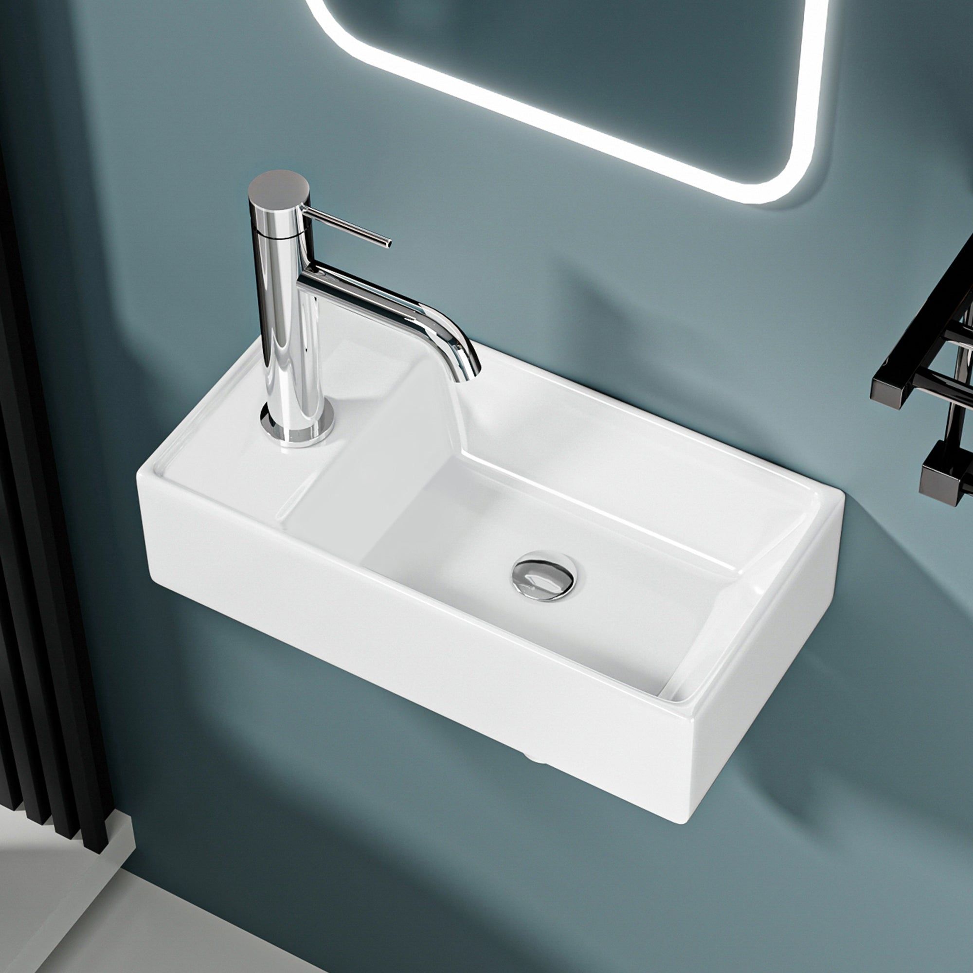 Lave-mains avec rebord sortie gauche: Contemporary wall-mounted rectangular sink (41.5x22x10cm) with chrome faucet.