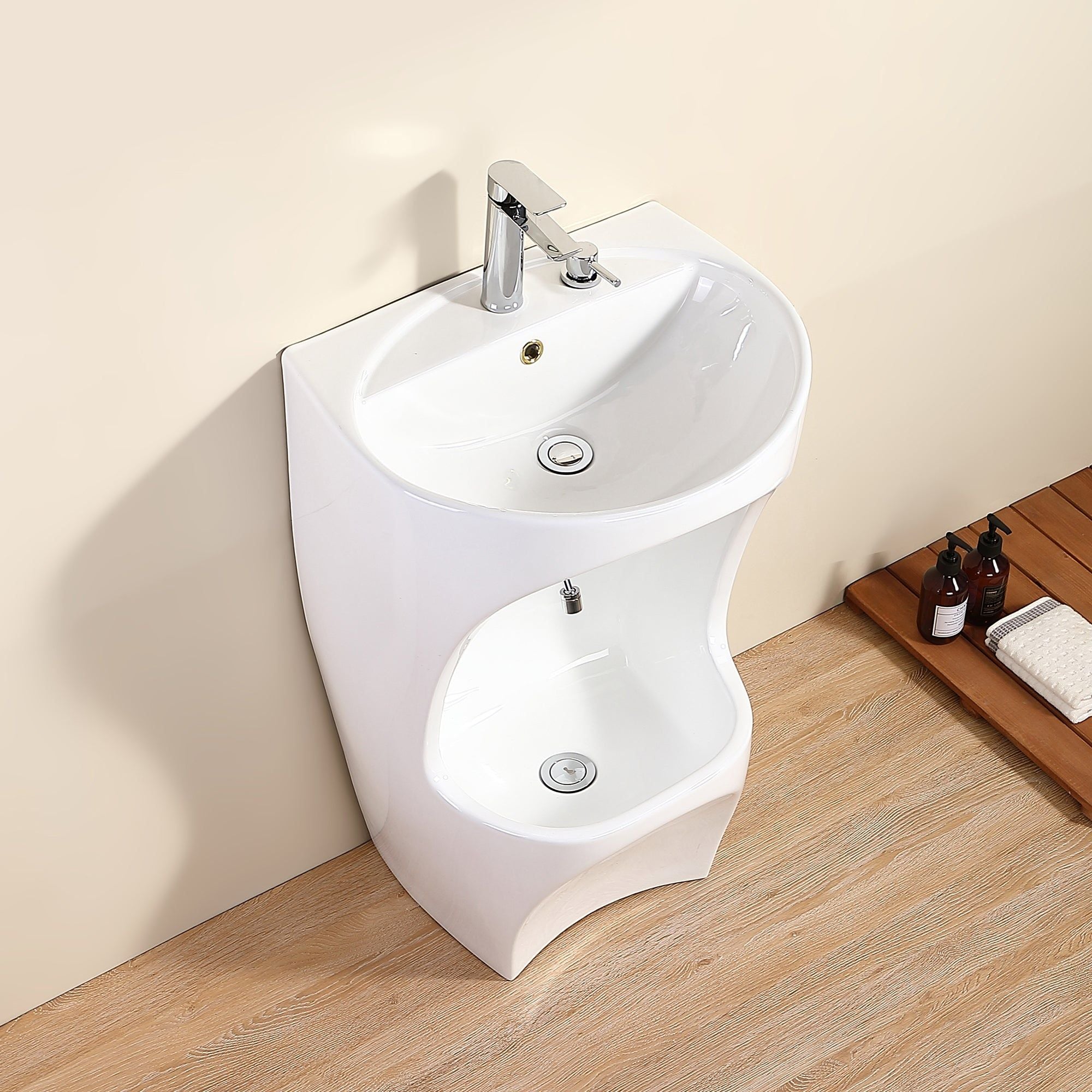 Vasque double murale Marrakech : Lavabo moderne en céramique avec vasque supérieure et lave-pieds inférieur. Robinetterie chromée incluse.