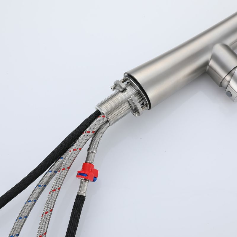 Installation de robinet de cuisine en nickel brossé : Design contemporain avec conduites d'alimentation en eau tressées.