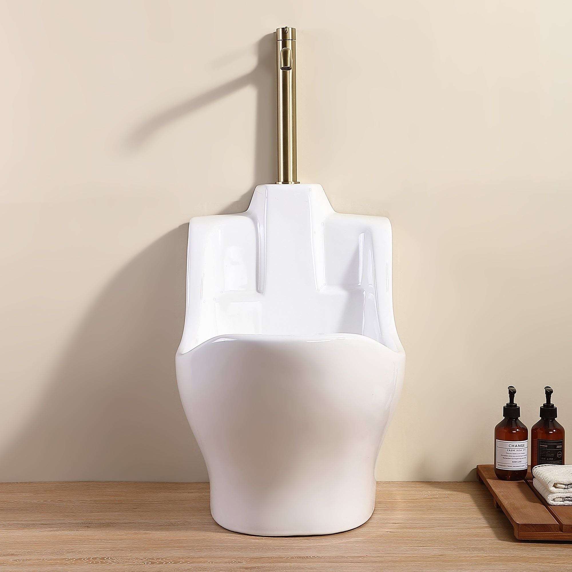 Bassin d'ablution Oran : Bassin d'ablution mural moderne en céramique pour wudu, doté d'un design épuré et d'un robinet doré.