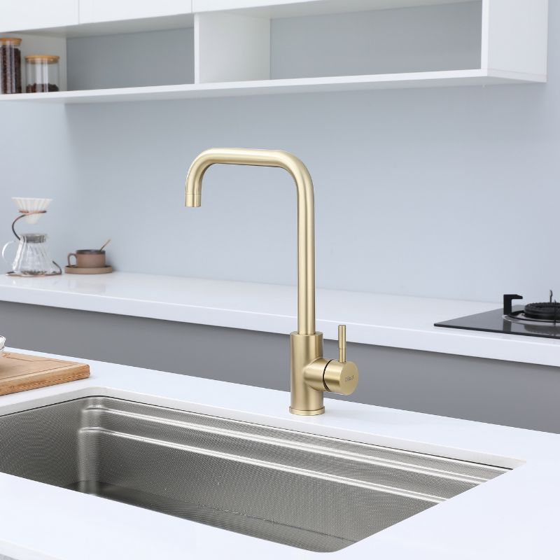 Robinet de cuisine doré au design intemporel. Robinet de cuisine moderne en or brossé pour cuisines contemporaines.