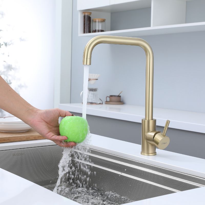 Robinet de cuisine doré, design à grand arc, style intemporel. « Robinet de cuisine au design intemporel – Coloris Or »
