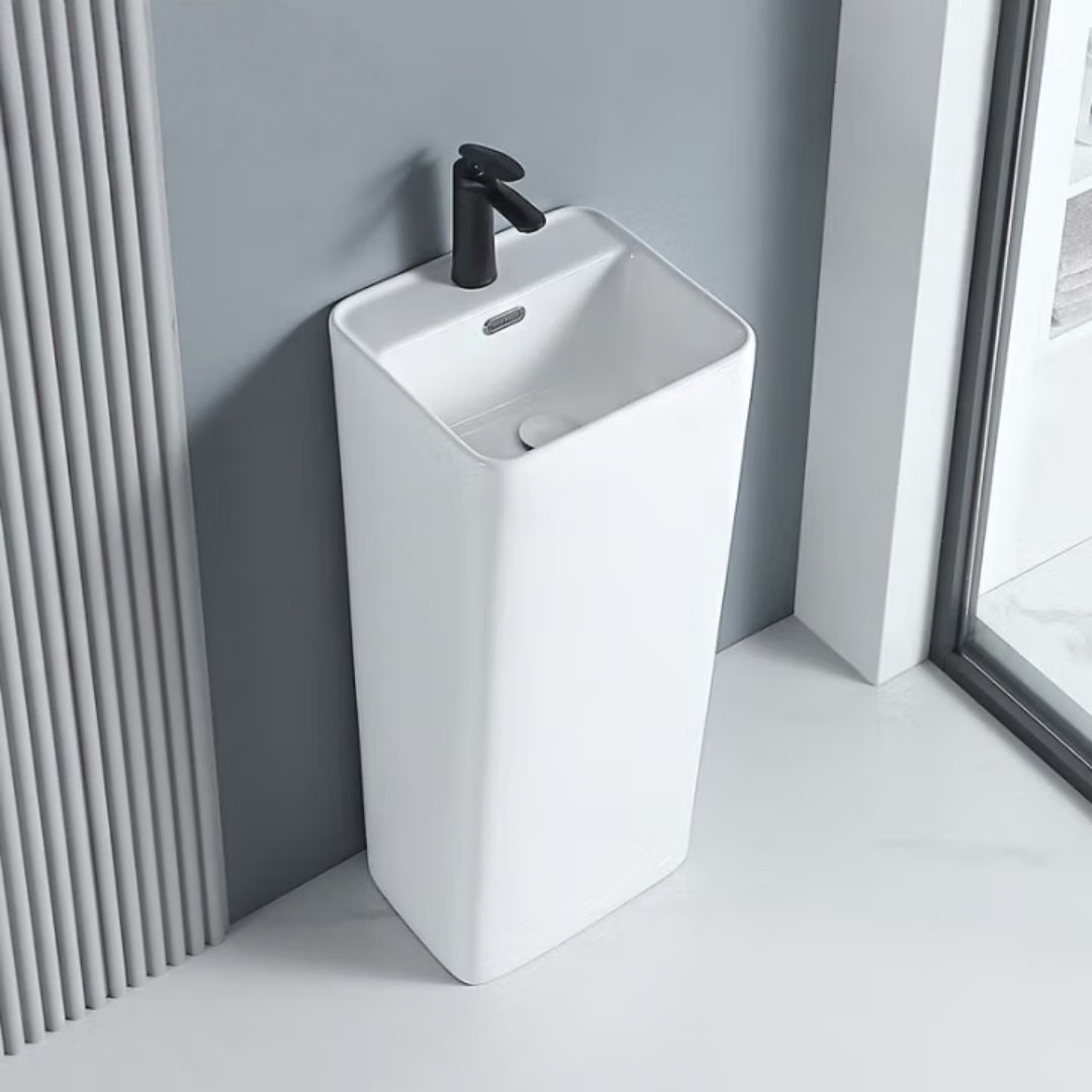 Lavabo Totem Blanc Carré : Lavabo sur pied moderne en céramique blanche avec vasque carrée et robinet noir élégant.