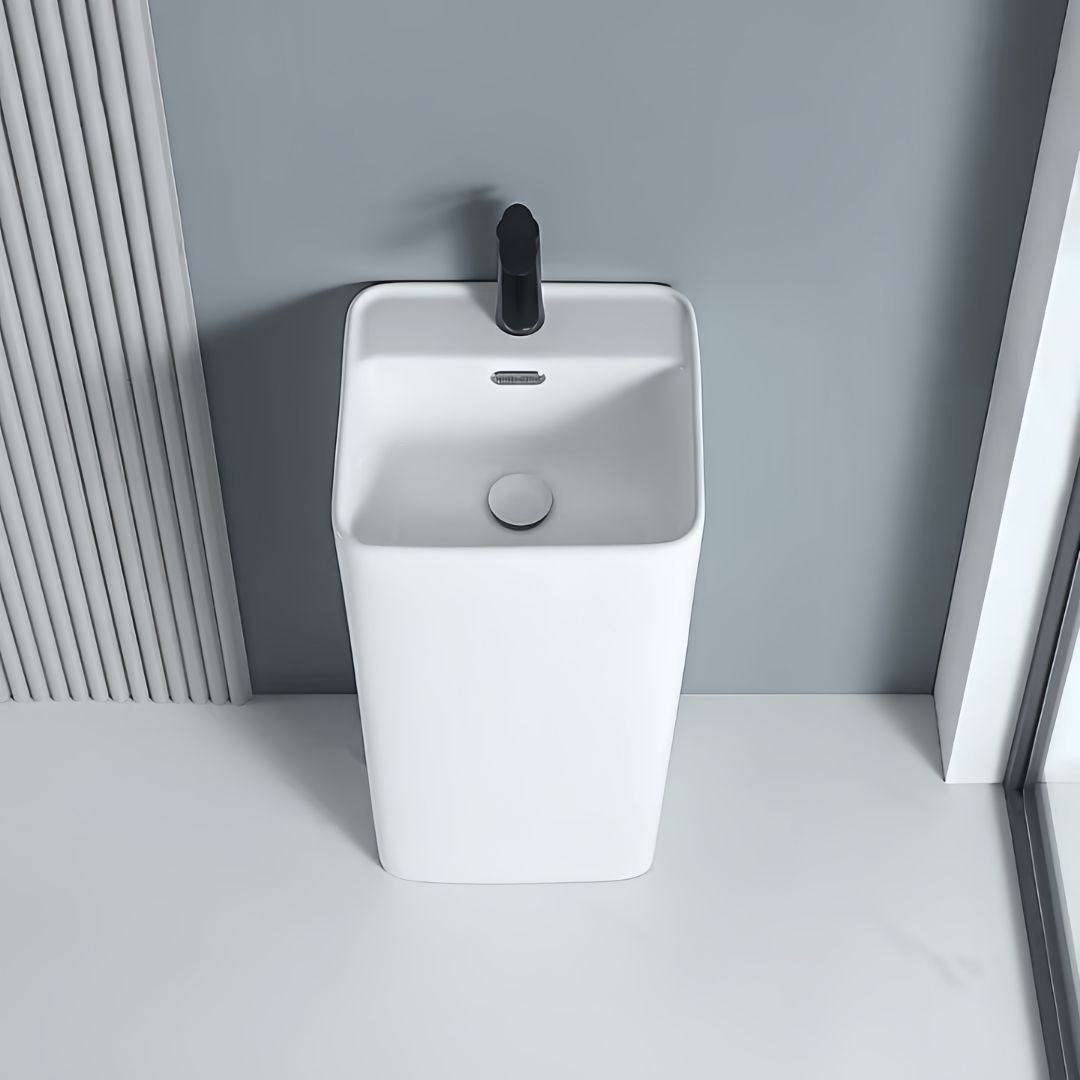 Lavabo Totem Blanc Carré : Lavabo sur colonne carré blanc moderne avec un robinet noir élégant.
