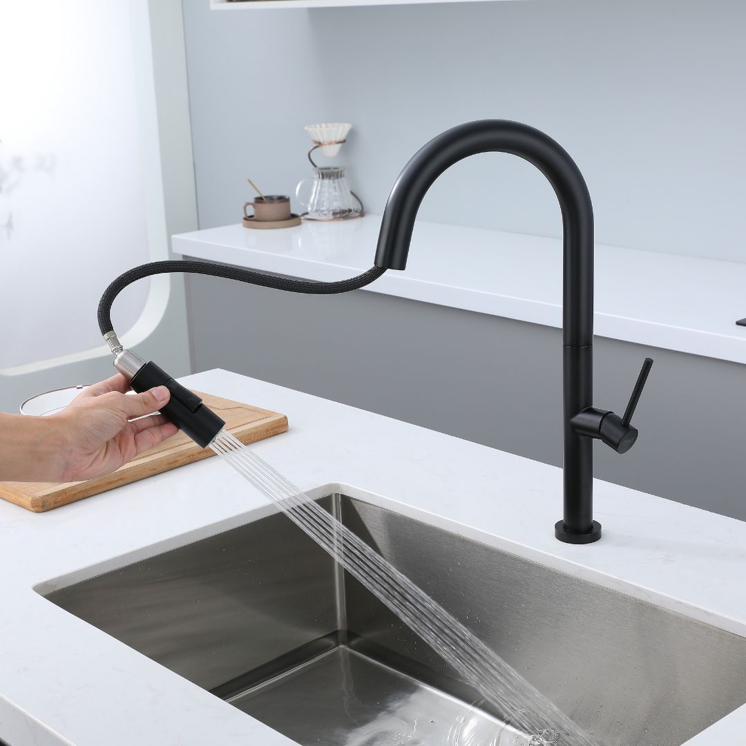 Matte black pull-down kitchen faucet with high-arc spout and retractable spray head. Robinet de cuisine avec Douchette Extractible noir mat
