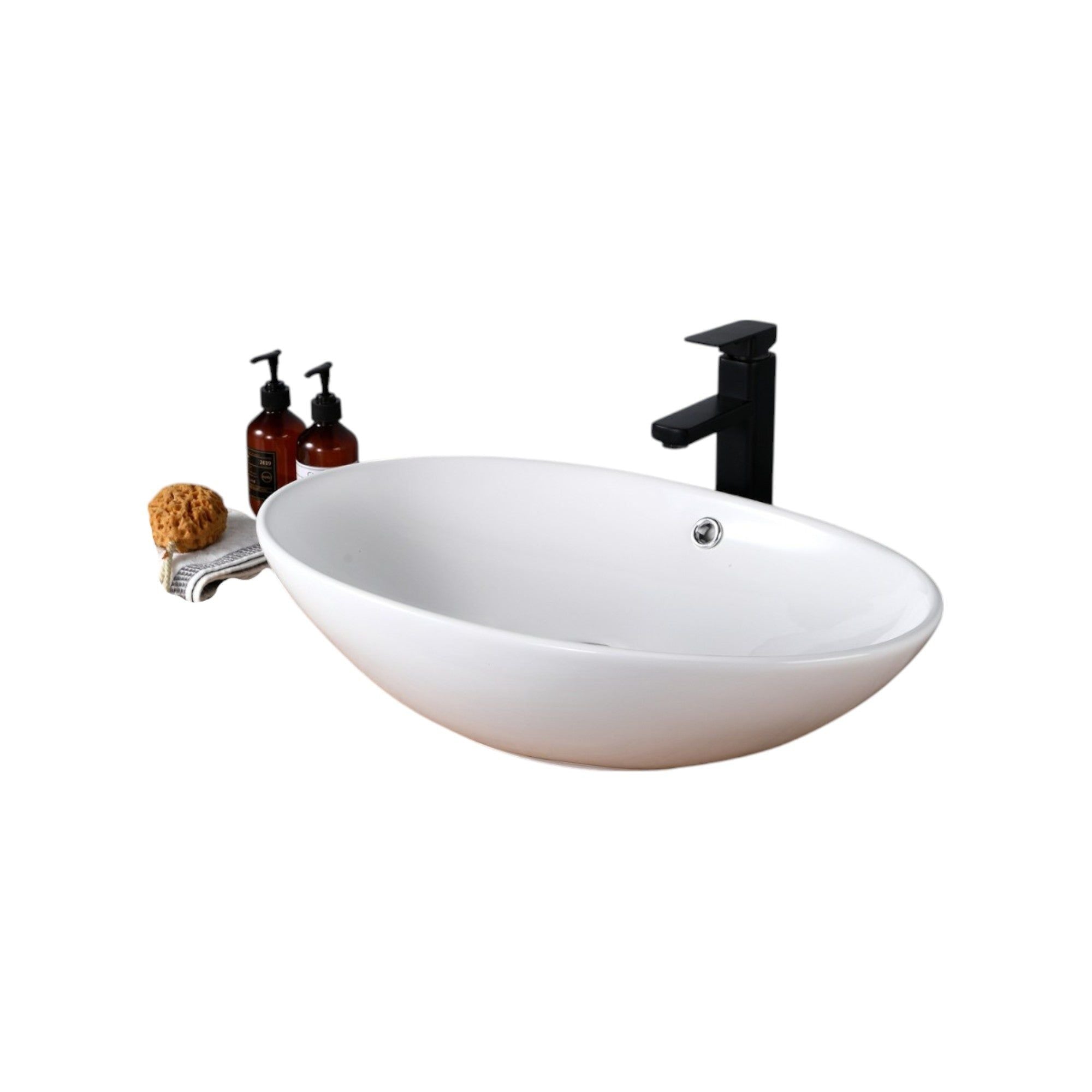 Vasque à poser ovale blanc en céramique avec robinet noir moderne et accessoires de salle de bain.