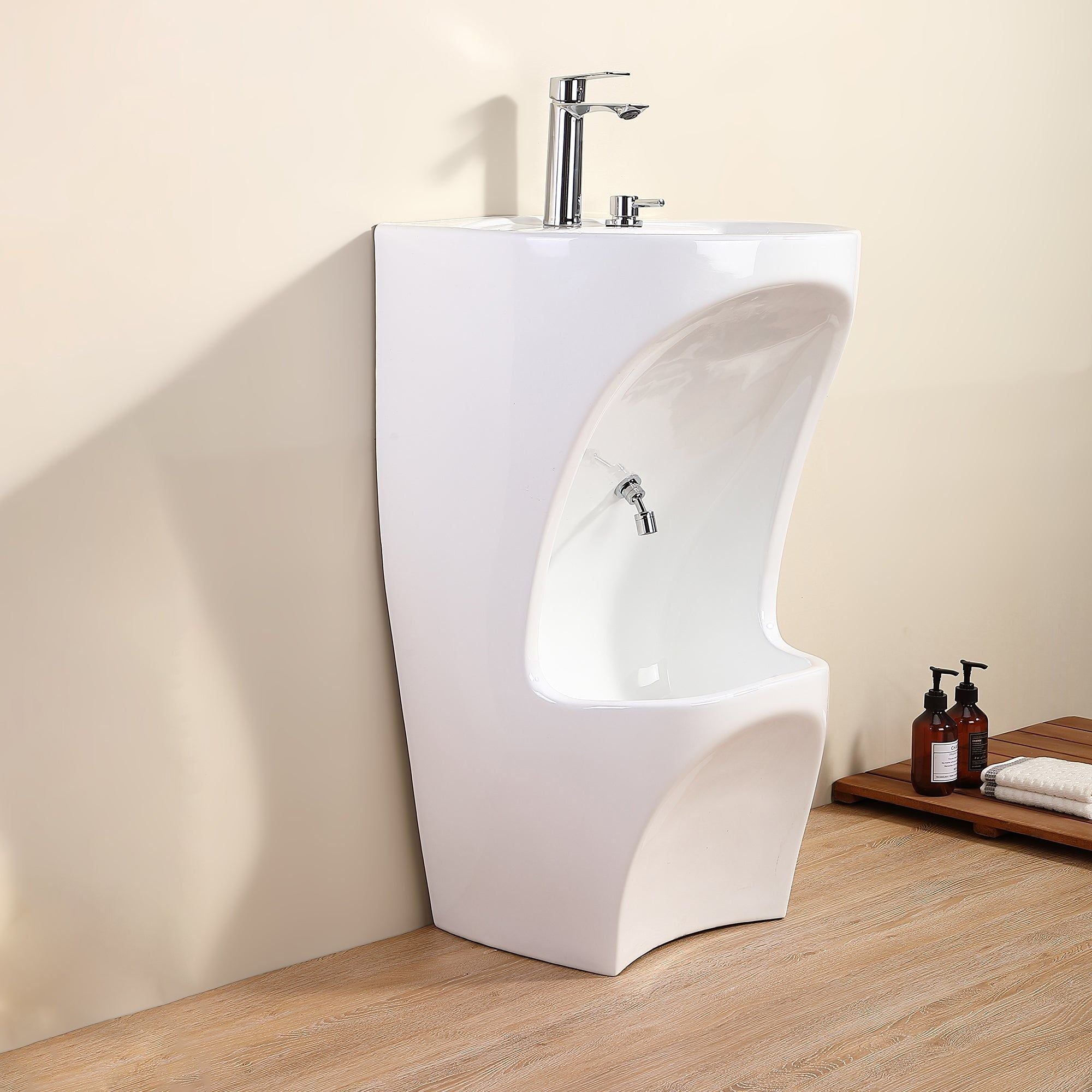 Lavabo d'ablutions Marrakech : Lave-pieds moderne sur pied en céramique avec robinetterie chromée. Idéal pour une salle de bain de style spa.