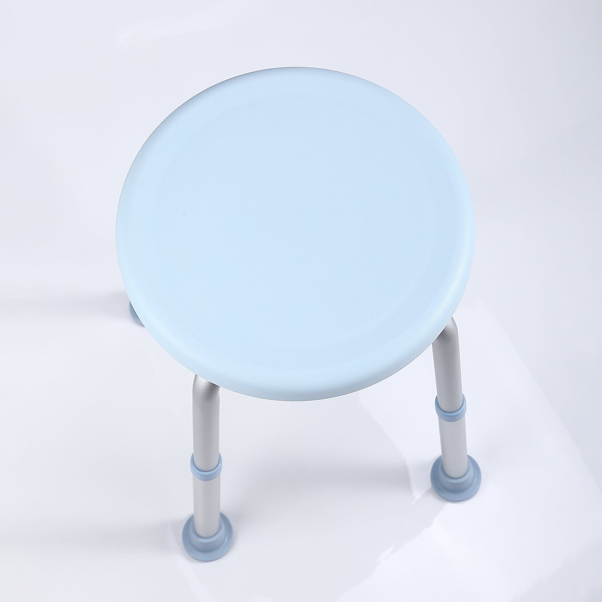 Tabouret de douche pivotant bleu clair, avec pieds réglables en aluminium et patins antidérapants. Idéal pour la sécurité dans la salle de bain.