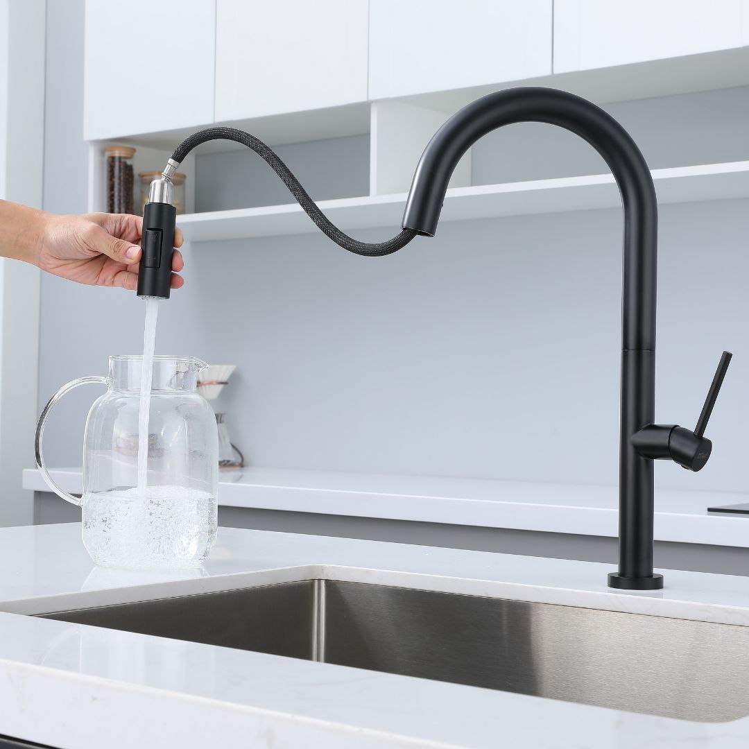 Robinet de cuisine rétractable noir mat avec bec à arc élevé, offrant une portée et un style pratiques.