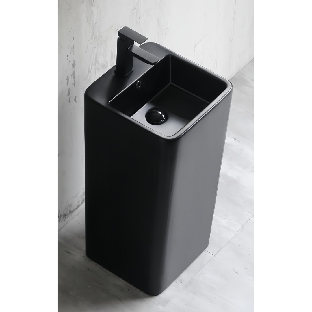 Lavabo Totem noir Carré arrondie : Lavabo sur pied noir moderne avec une vasque carrée, parfait pour les salles de bains contemporaines.