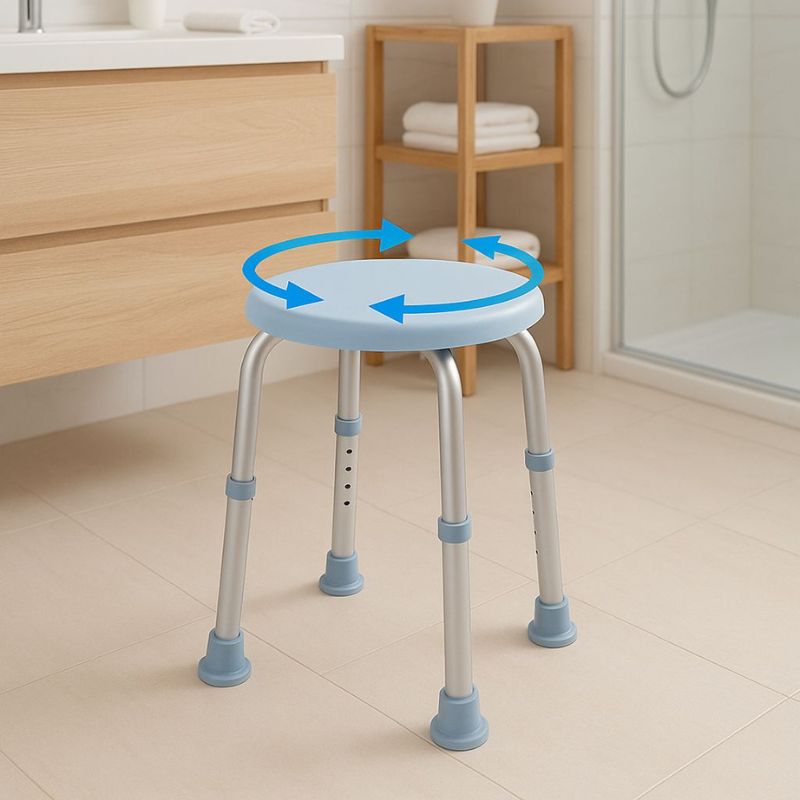 Tabouret de douche rotatif avec siège bleu clair et pieds réglables en aluminium, offrant stabilité et confort pendant la douche.