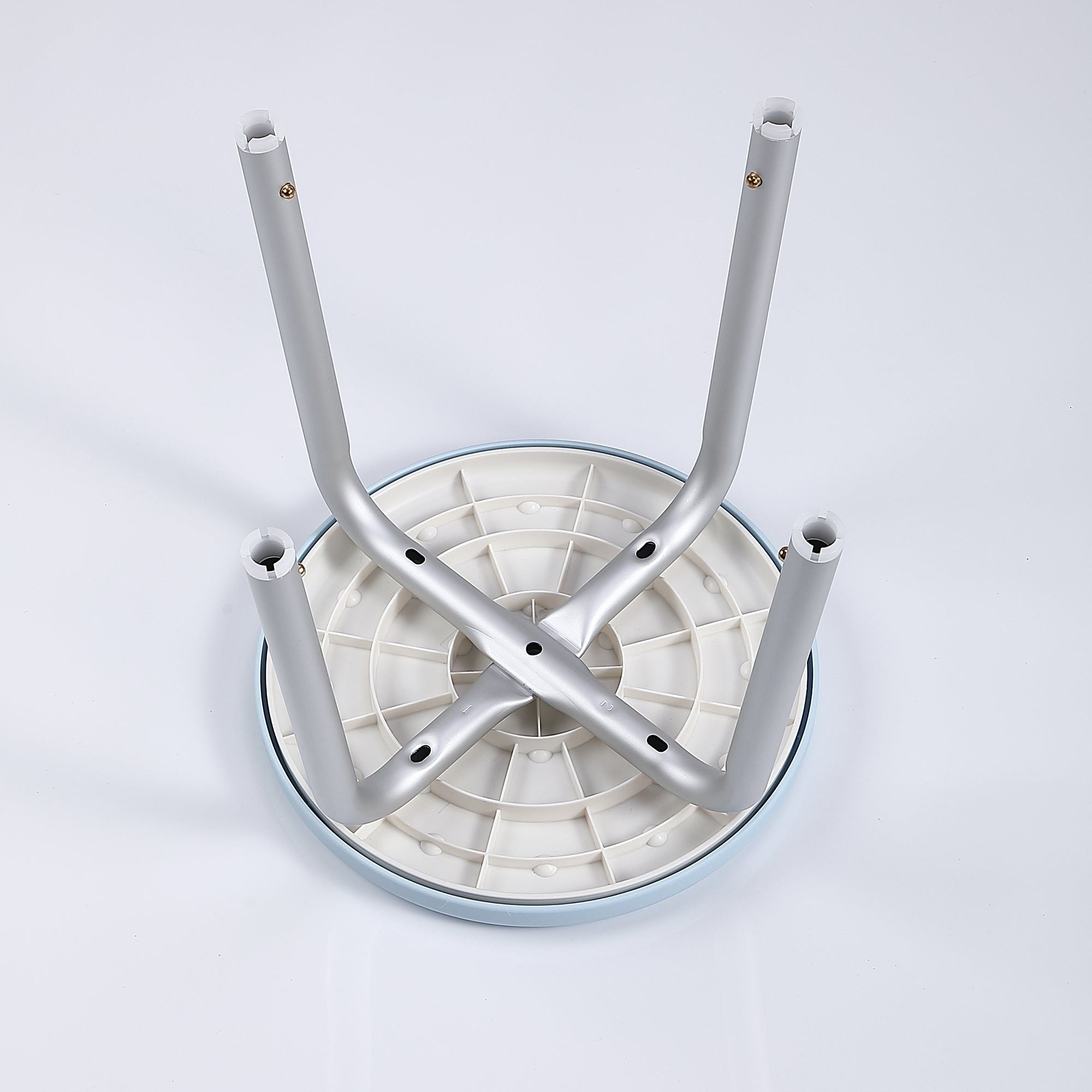 Tabouret de douche pivotant bleu clair avec pieds en aluminium argenté. Idéal pour la sécurité et l'accessibilité de la salle de bain.