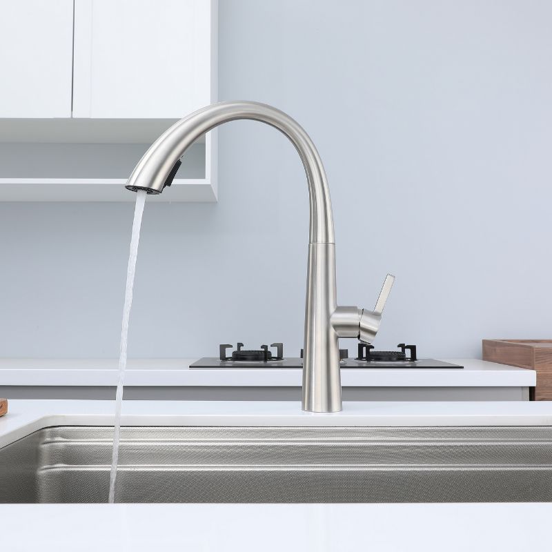 Robinet de cuisine contemporain en nickel brossé, bec col de cygne à grand arc, poignée monocommande. Robinet de cuisine contemporain – Nickel brossé/chromé