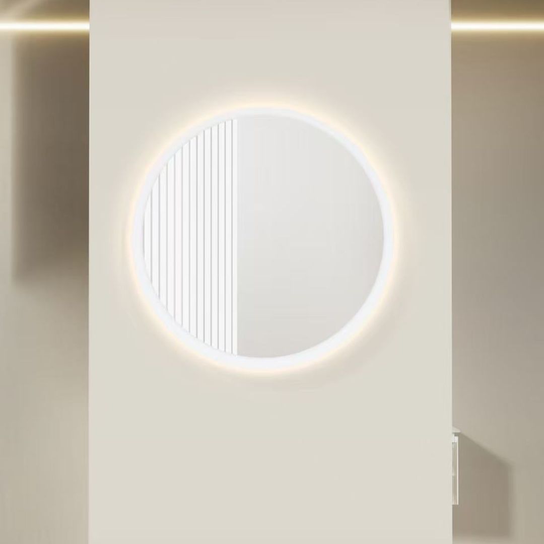 Miroir LED rond ⌀50 cm : Miroir LED ovale aux bords givrés et au design unique de lattes verticales. Miroir de salle de bain moderne.