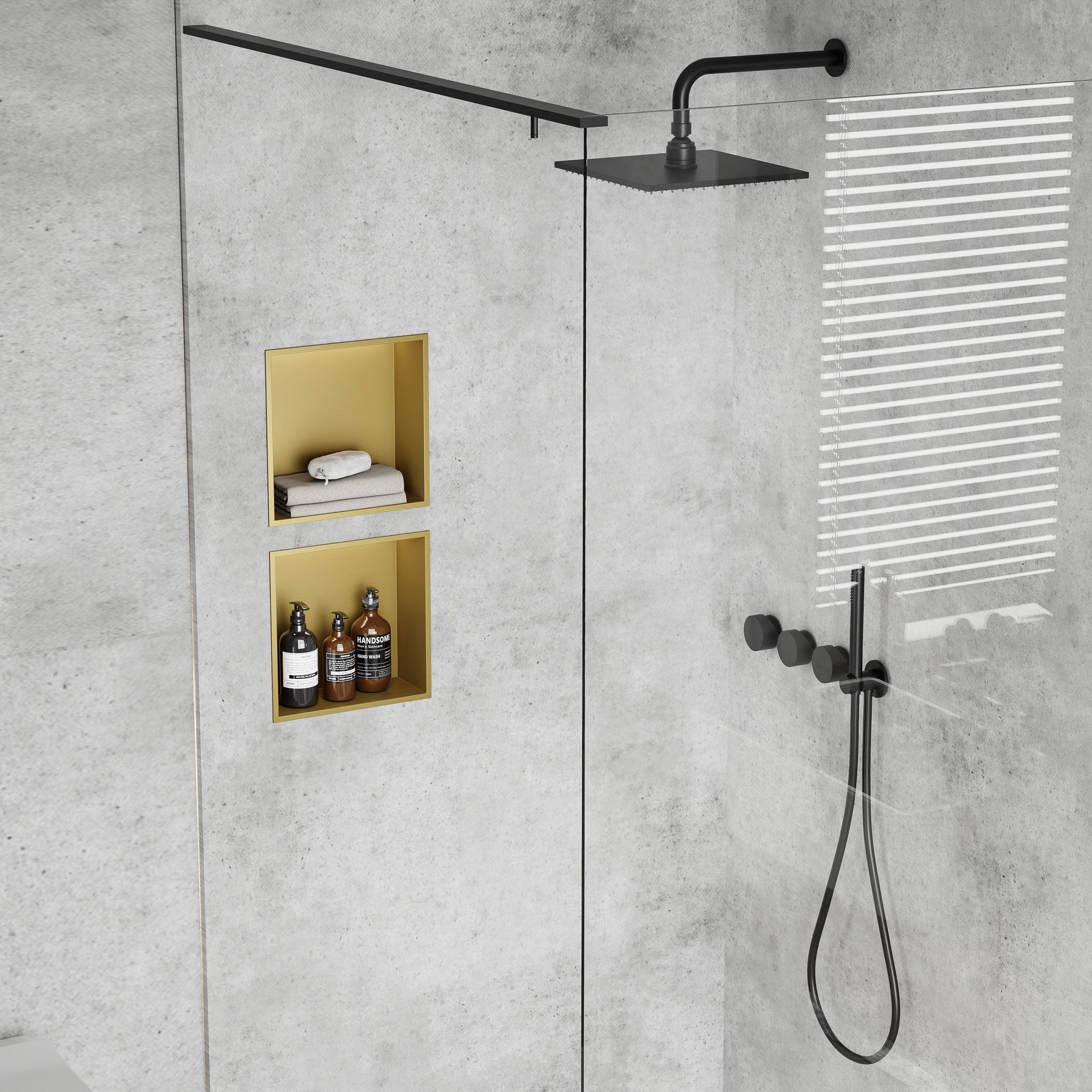 Niche de douche carrée dorée 30x30x12 cm, encastrée dans un mur en béton brut avec des serviettes et des bouteilles de savon.