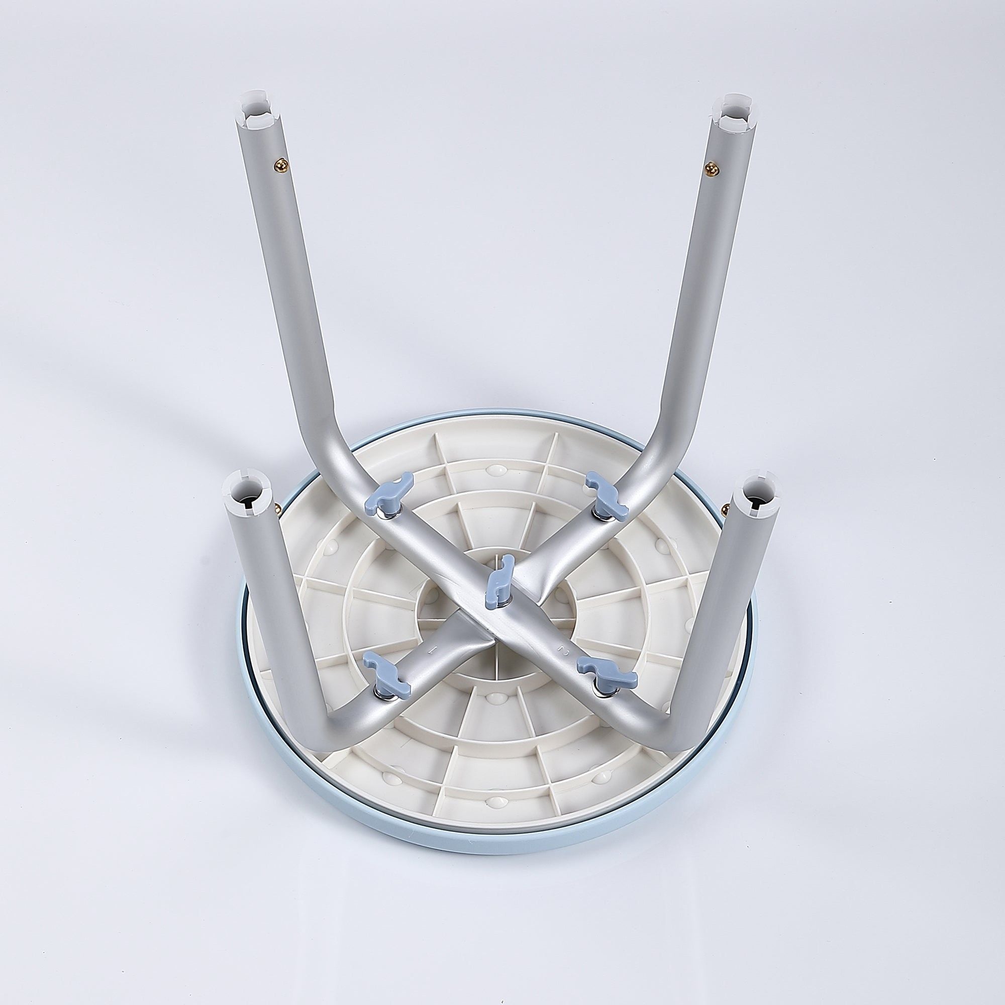 Tabouret de douche pivotant : Tabouret de douche rotatif assemblé avec pieds en aluminium et siège en plastique bleu clair.