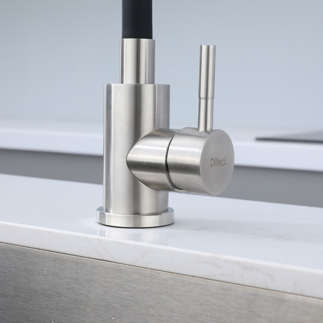 Robinet de cuisine en acier inoxydable brossé avec douchette extractible et flexible noir. Design moderne.