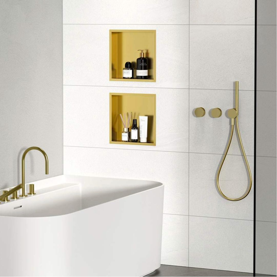 Niche de douche carrée dorée, 30 x 30 x 12 cm, idéale pour le rangement de la salle de bain. Finition dorée élégante.