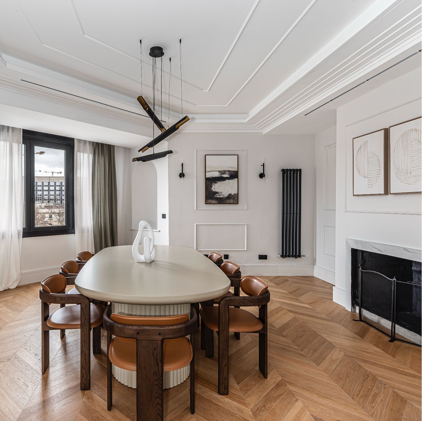 Parquet massif chêne français – Point de Hongrie : motif élégant dans une salle à manger lumineuse.