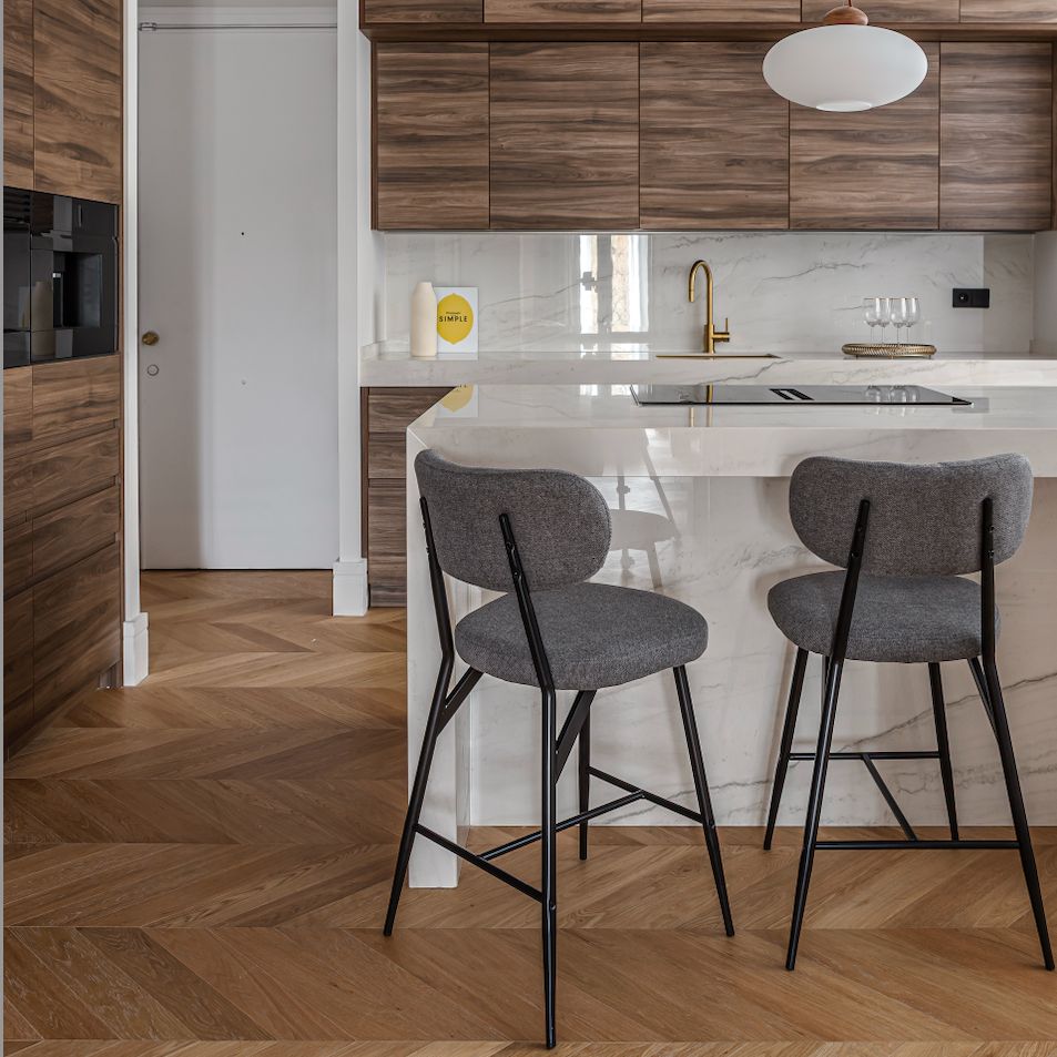 Parquet massif chêne français – Point de Hongrie, motif chevron élégant pour intérieur moderne.