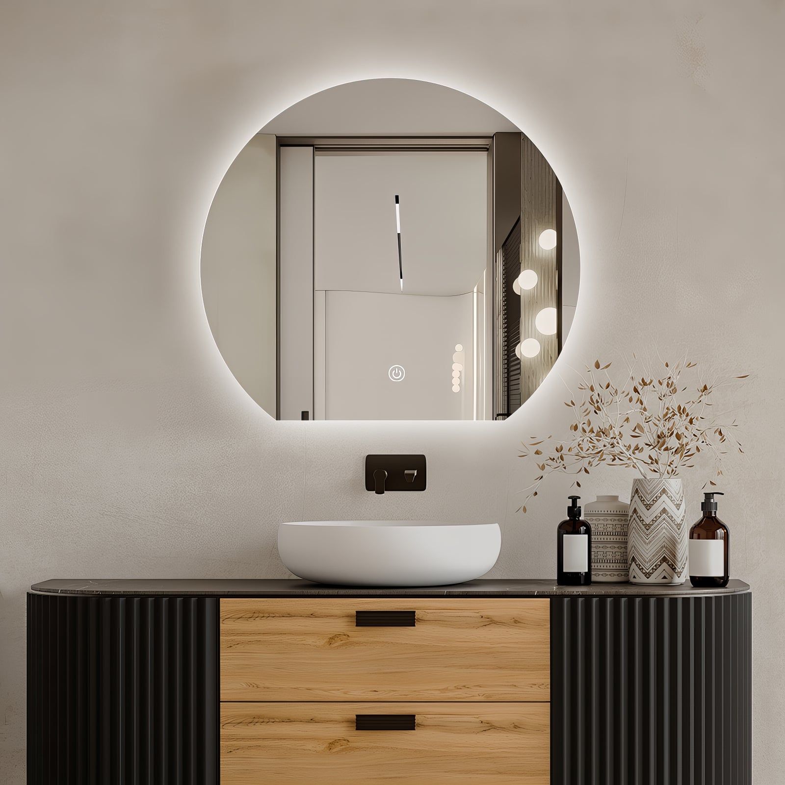 Miroir LED Design coupé 54x60 cm : Miroir de salle de bain LED rond moderne, 54x60cm, éclairé, au dessus du meuble vasque.