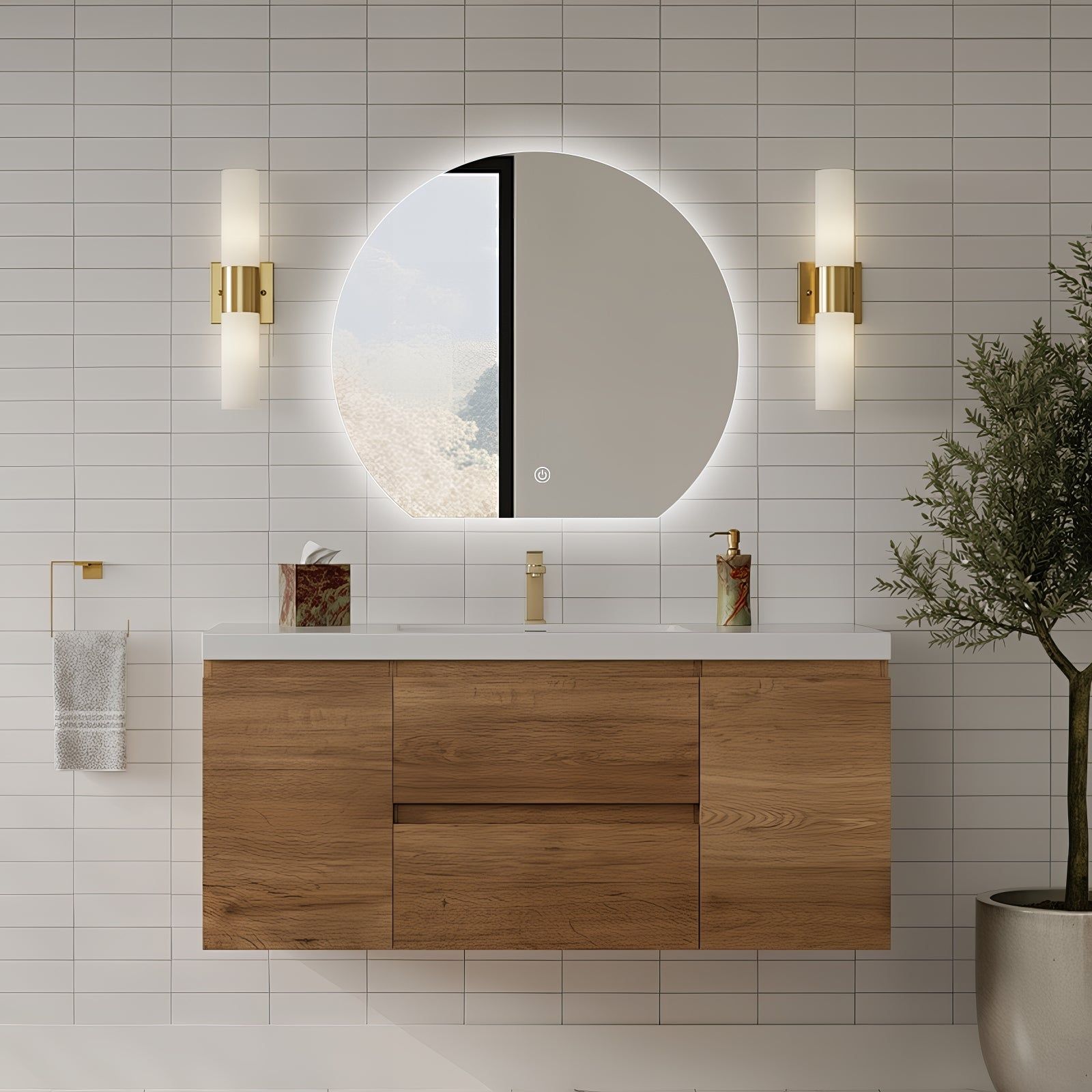 Miroir LED Design coupé 54x60 cm : Ensemble de salle de bain moderne comprenant un miroir rond rétroéclairé LED 54x60 cm, des appliques dorées et des meubles en chêne clair.