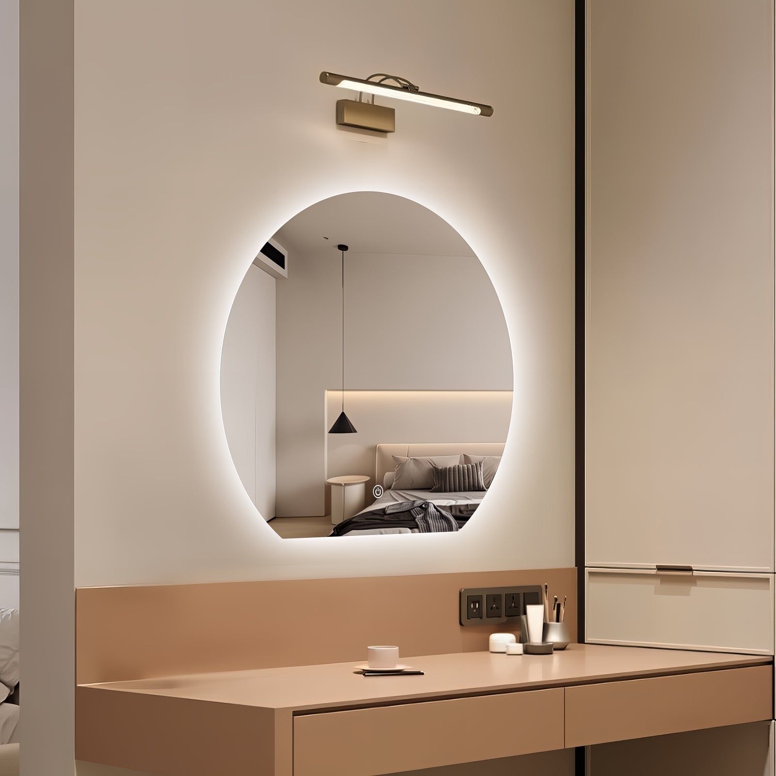 Miroir LED Design coupé 54x60 cm : Miroir de courtoisie rond éclairé par LED (54x60cm) au design moderne et éclairage intégré.