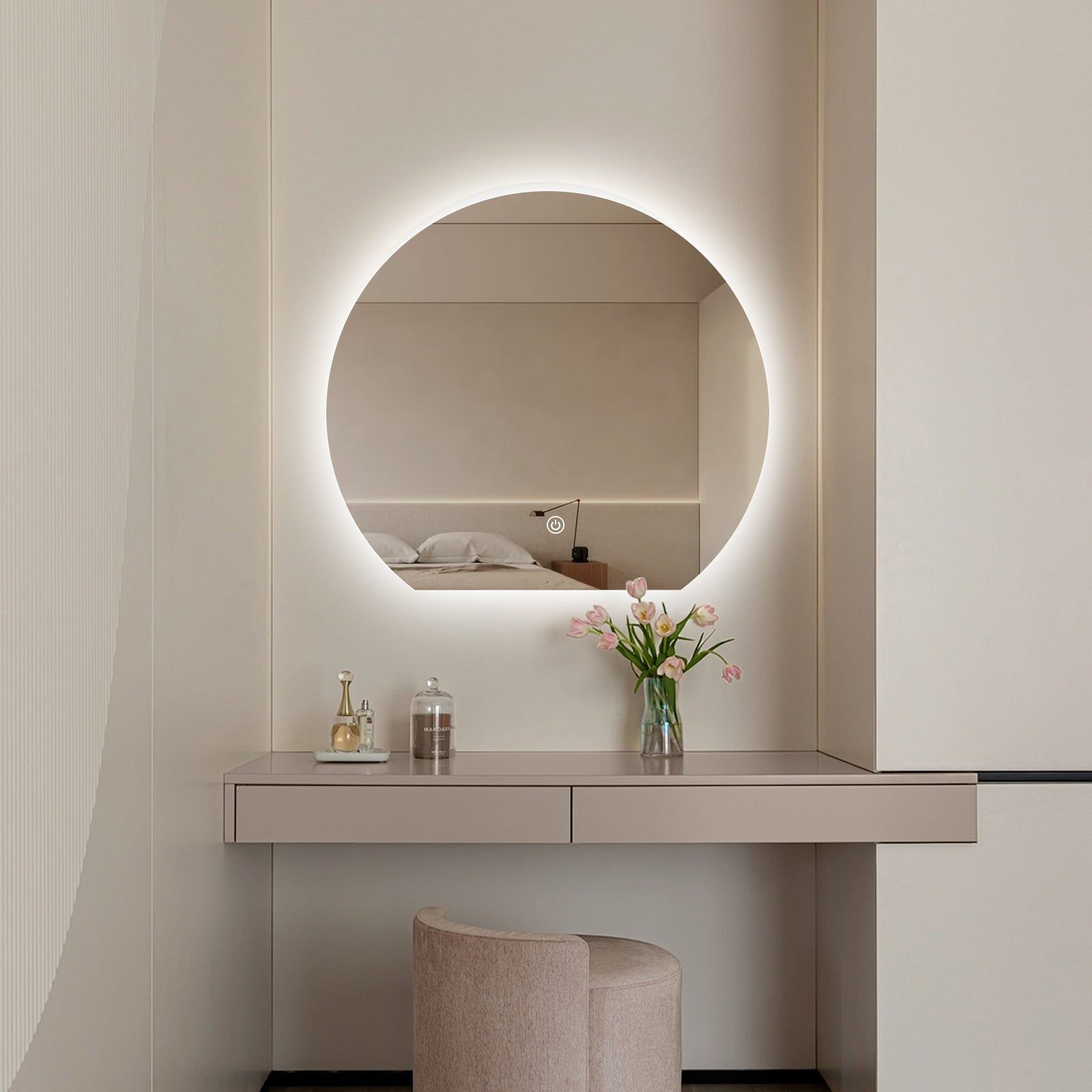 Miroir LED Design coupé 63x70 cm : Miroir rond moderne éclairé par LED, parfait pour salle de bain ou vanité, avec éclairage intégré.