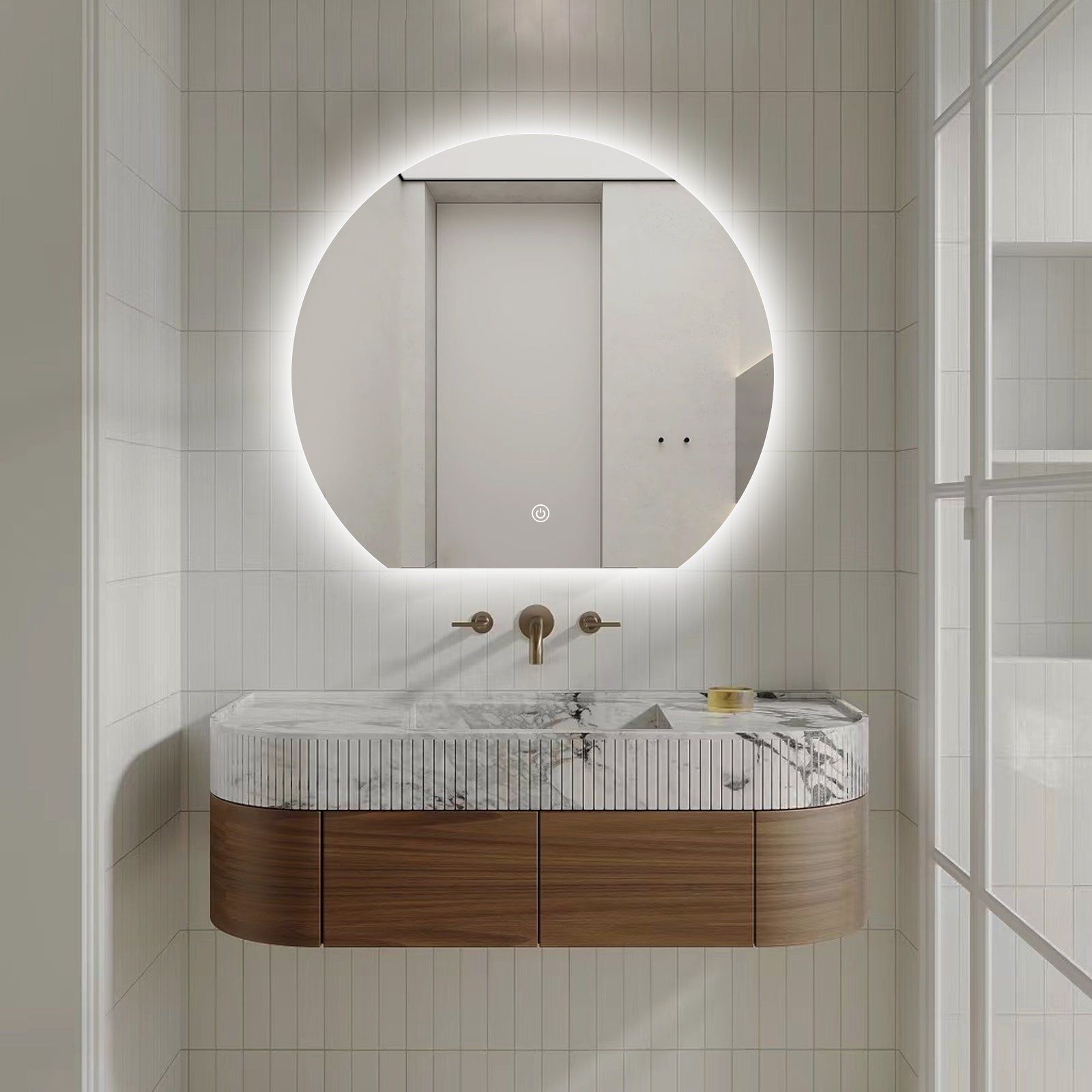 Miroir LED Design coupé 63x70 cm : Miroir de salle de bain LED rond moderne avec cadre éclairé, 63x70cm, au dessus d'un meuble vasque en marbre.