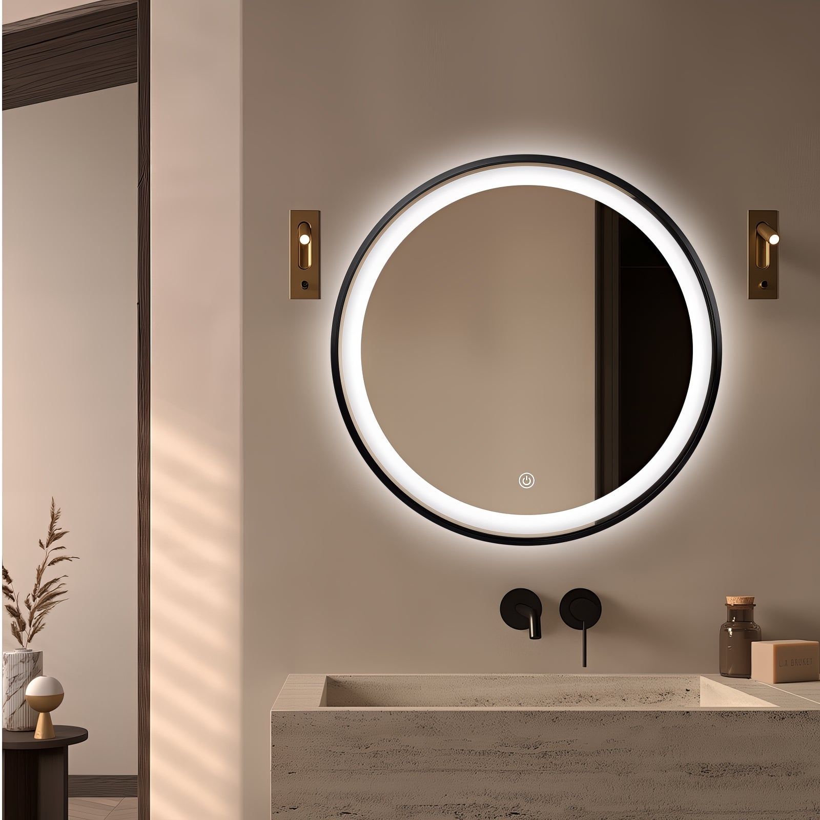 Miroir rond LED Ø60 cm avec cadre alu noir : Miroir de salle de bain LED rond de 60 cm avec un cadre en aluminium noir et une lumière blanche douce.