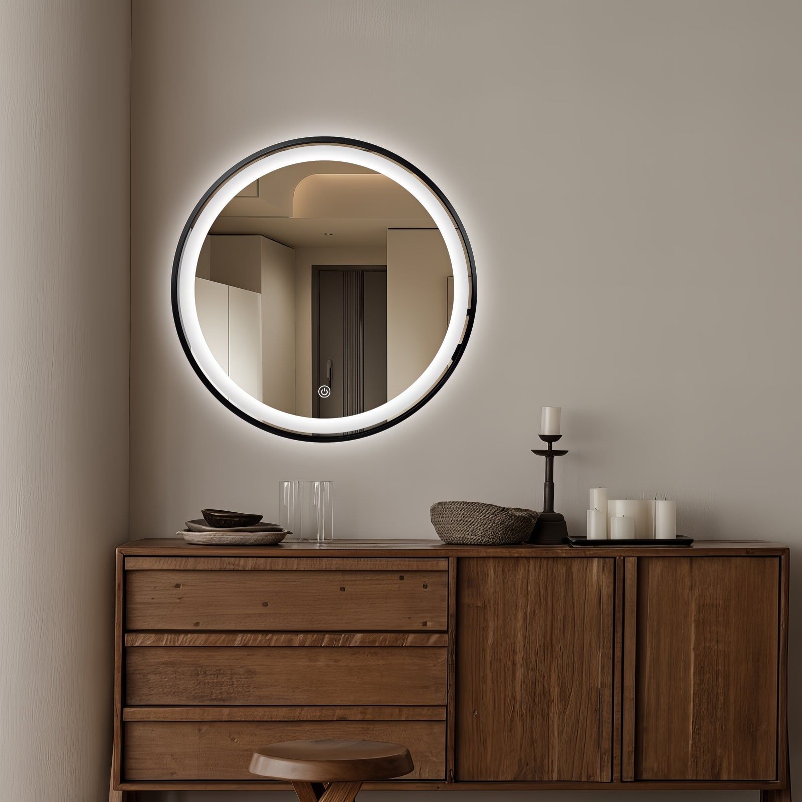 Miroir rond LED Ø60 cm avec cadre alu noir : Miroir rond éclairé à LED, diamètre 60 cm, cadre en aluminium noir. Idéal pour la salle de bain ou le meuble-lavabo.