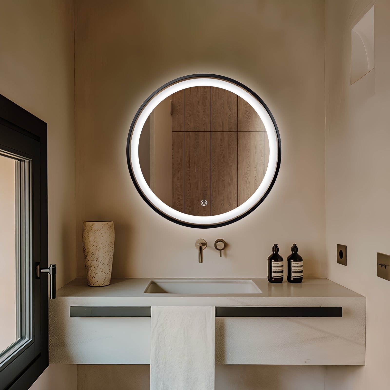 Miroir rond LED Ø70 cm avec cadre en aluminium noir : Miroir de salle de bain rond éclairé de 70 cm avec un cadre en aluminium noir élégant.