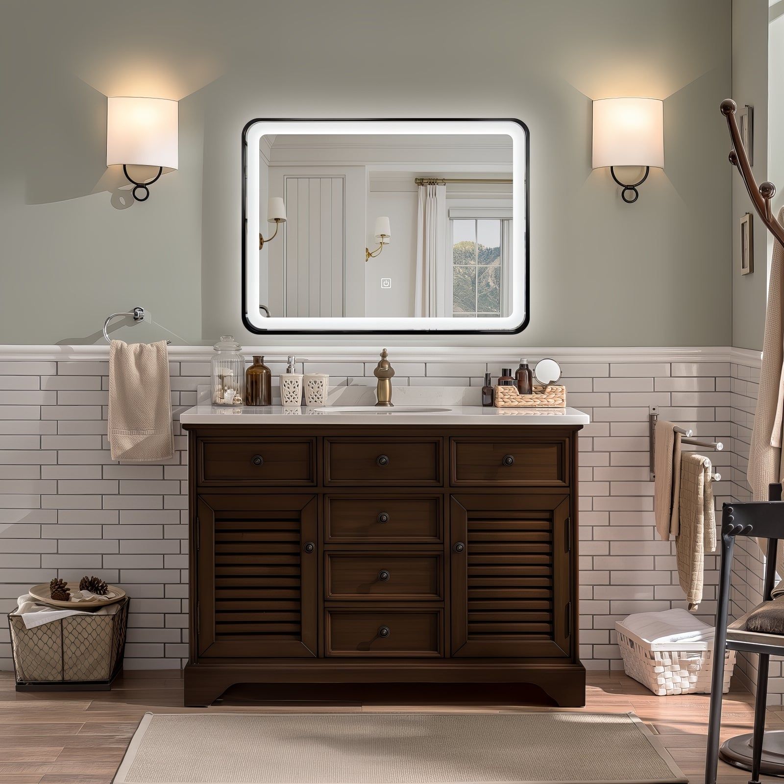 Miroir LED 60x80 cm avec cadre alu noir : Meuble de salle de bain moderne avec grand miroir LED 60x80 cm et meubles en bois brun foncé. Crédence en carrelage métro blanc.