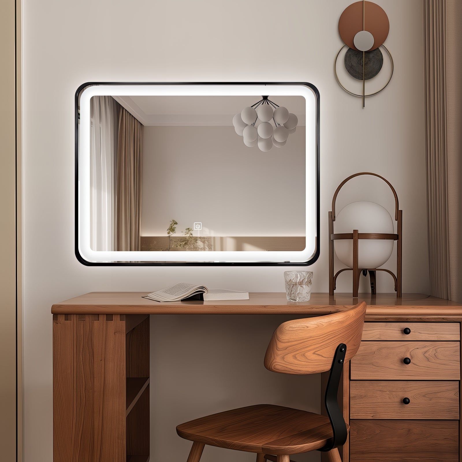 Miroir LED 60x80 cm avec cadre alu noir : Miroir de salle de bain LED moderne 60x80 cm avec un cadre en aluminium noir élégant, parfait pour toute vanité.