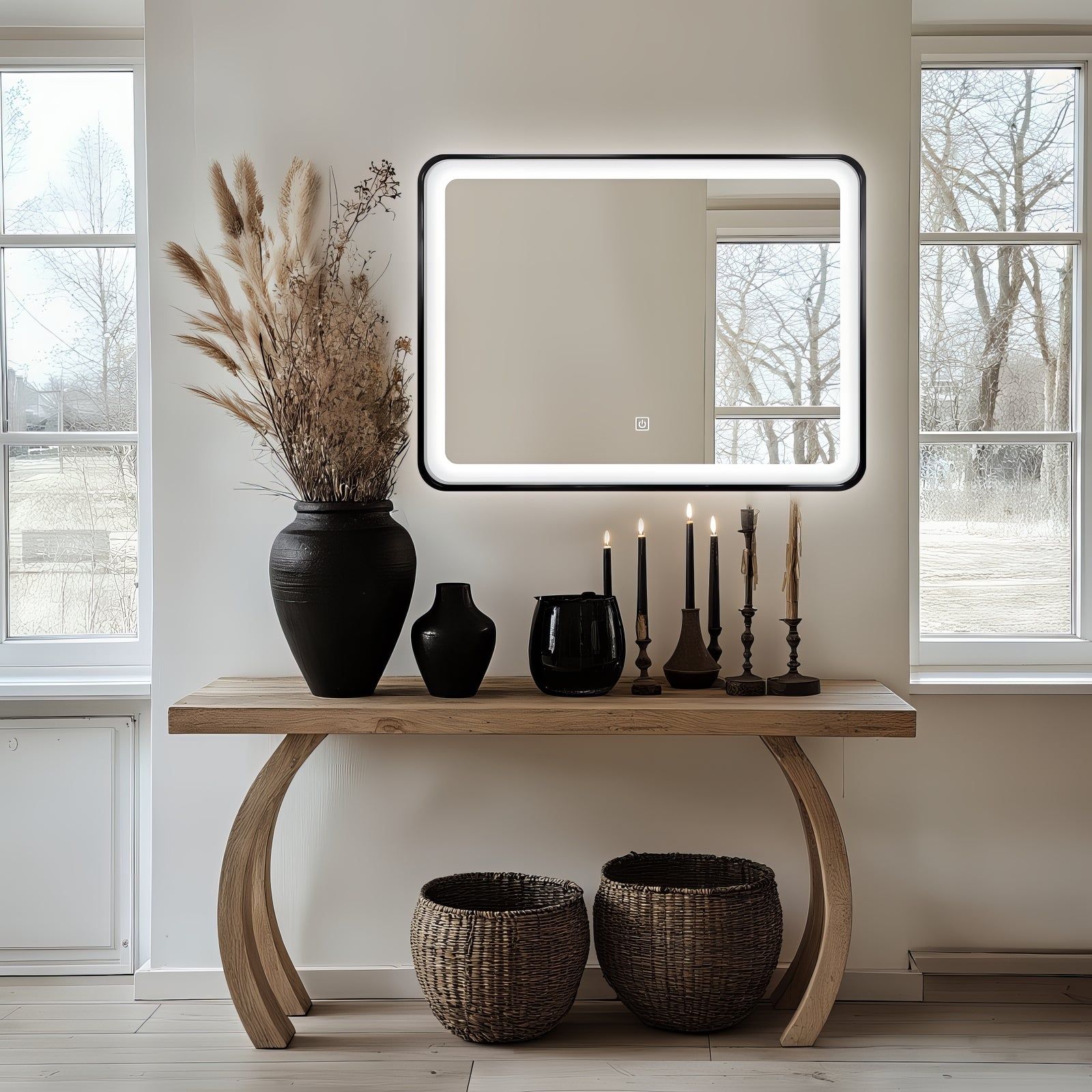 Miroir LED 60x80 cm avec cadre alu noir : Miroir de salle de bain éclairé par LED élégant de 60x80 cm avec un cadre en aluminium noir élégant.