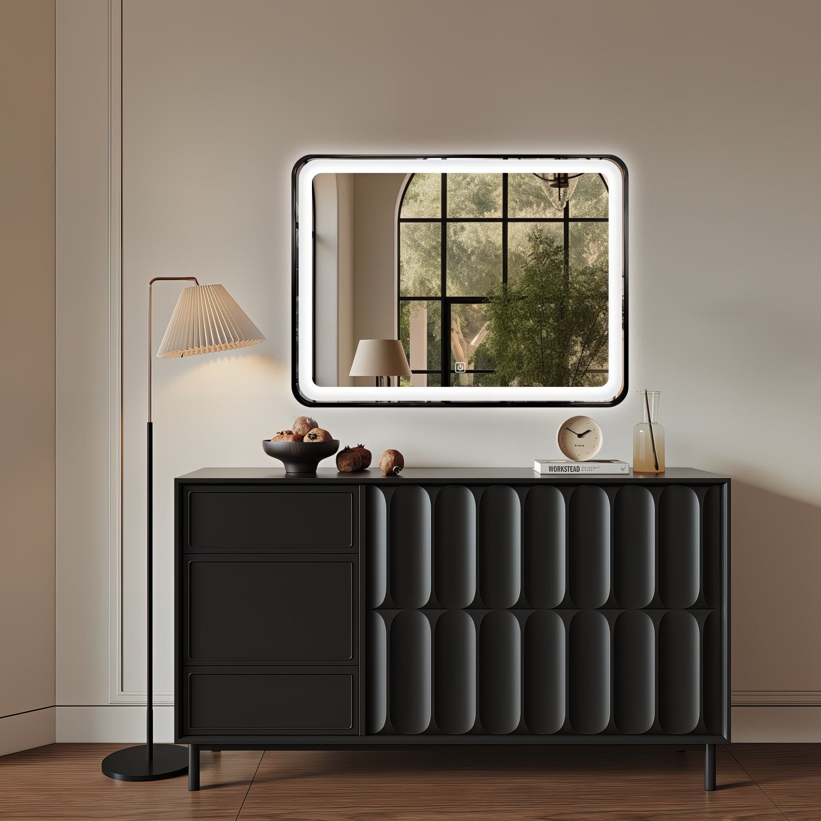 Miroir LED 60x80 cm avec cadre alu noir : Miroir de salle de bain LED moderne 60x80cm avec un cadre en aluminium noir et une bordure lumineuse blanche brillante.