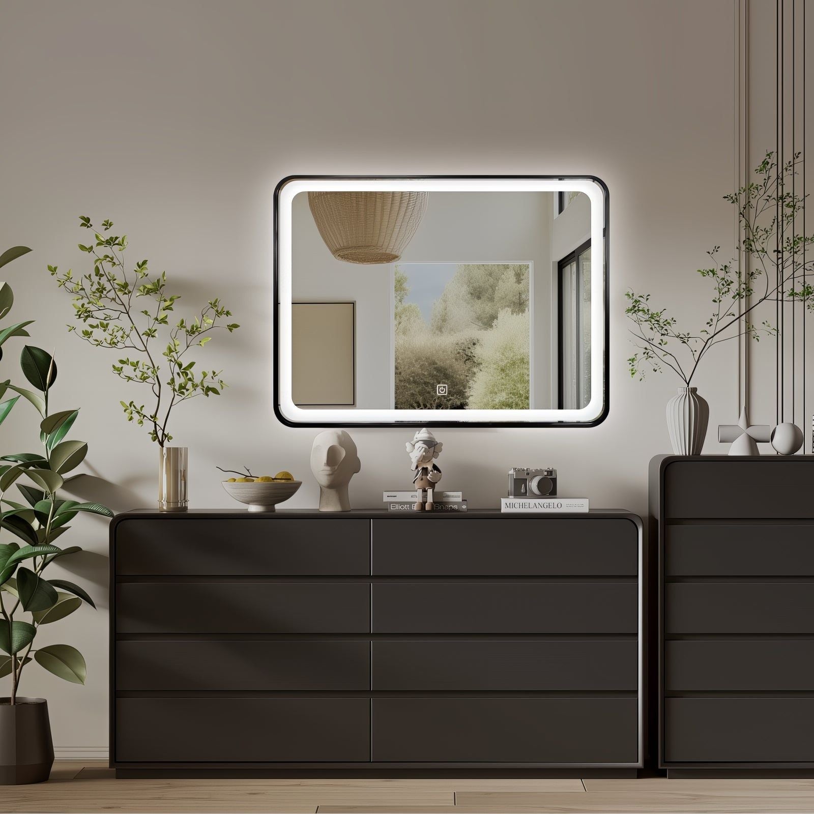 Miroir LED 60x80 cm avec cadre alu noir : Miroir de salle de bain LED moderne 60x80 cm, doté d'un cadre en aluminium noir élégant et d'un éclairage lumineux.