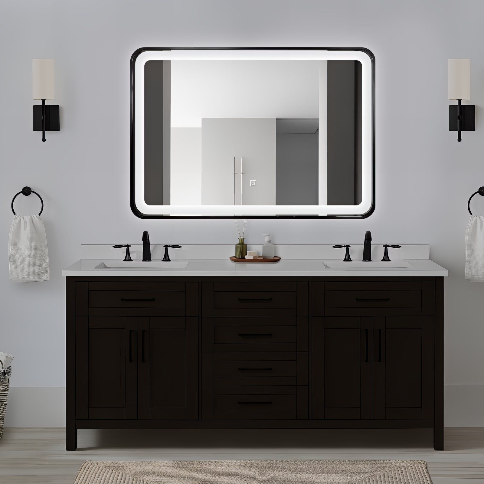 Miroir LED 70x100 cm avec cadre alu noir : Meuble de salle de bain moderne avec double vasque, armoires marron foncé et un grand miroir rectangulaire éclairé par LED avec un cadre en aluminium noir.