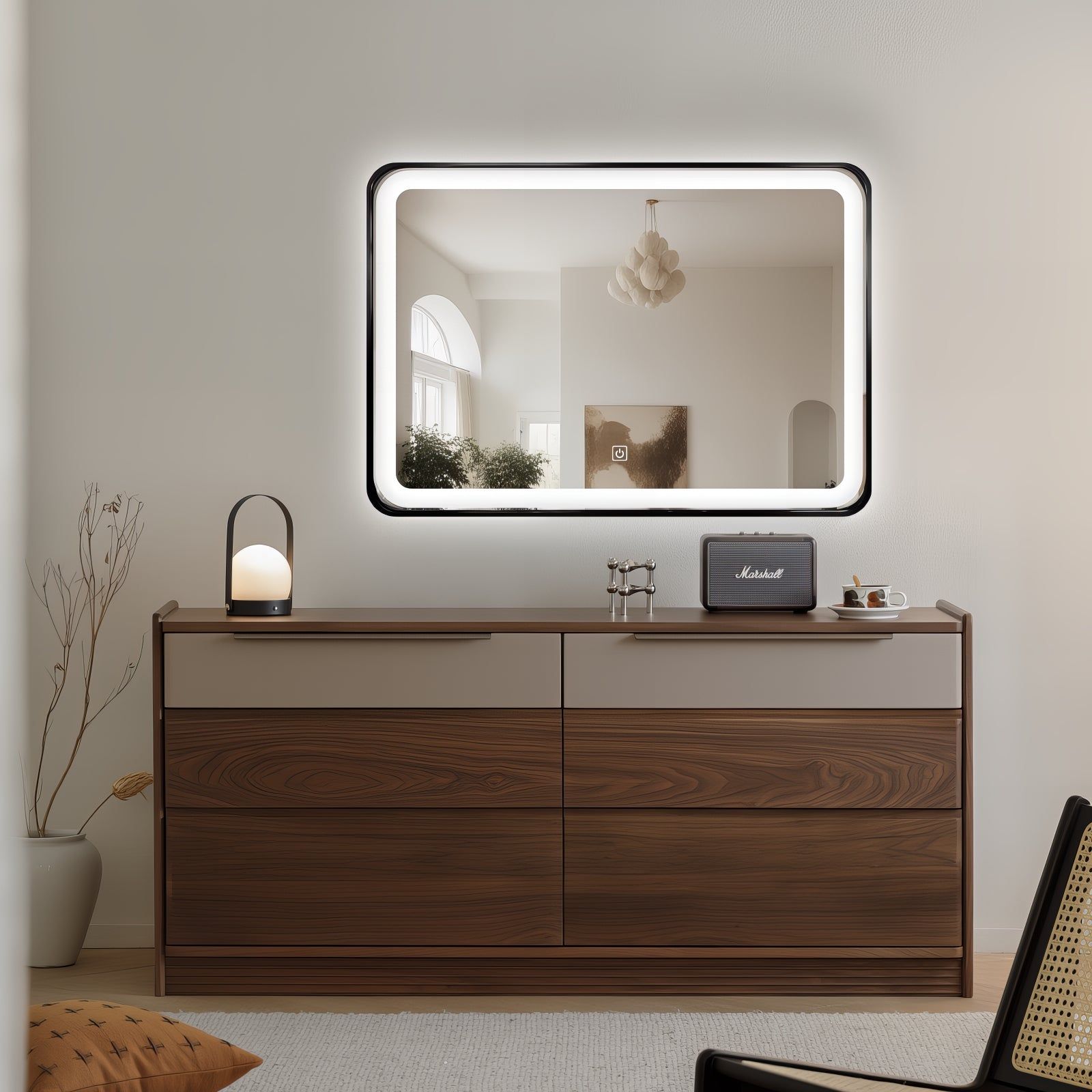 Miroir LED 70x100 cm avec cadre alu noir : Miroir de salle de bain LED 70x100 cm avec un cadre en aluminium noir élégant.