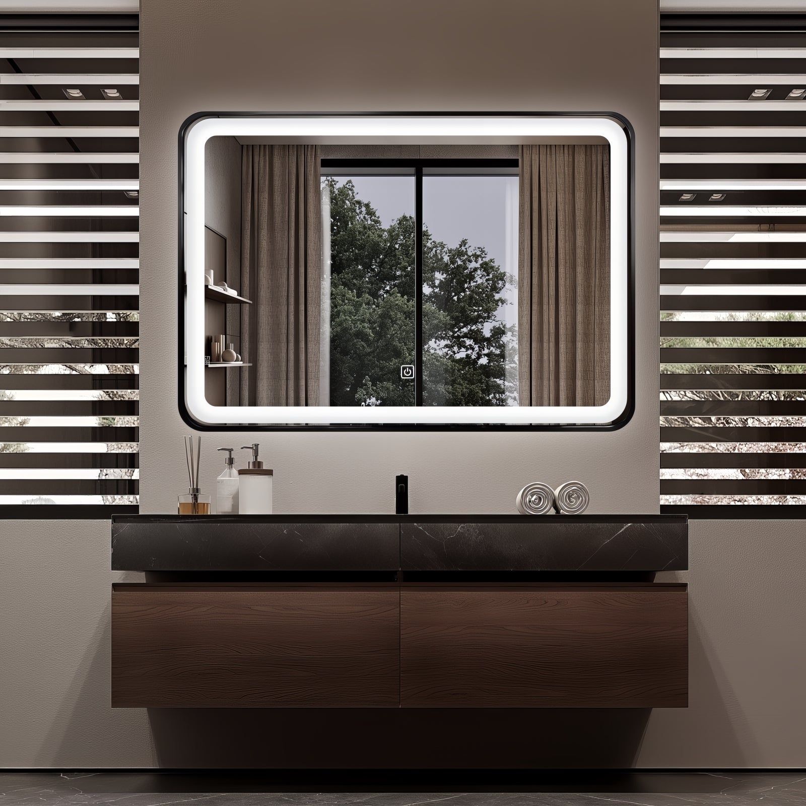 Miroir LED 70x100 cm avec cadre alu noir : Miroir de salle de bain moderne éclairé à LED (70x100cm) avec cadre en aluminium noir, au-dessus d'un meuble vasque à poser foncé avec armoires en bois.