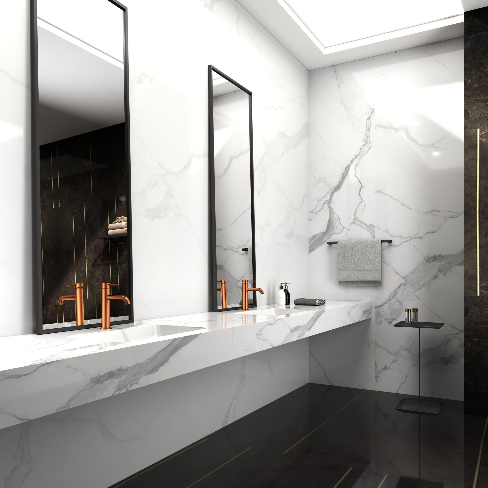 Salle de bain moderne avec murs en marbre et robinets à bec court – Finition cuivre brossé.