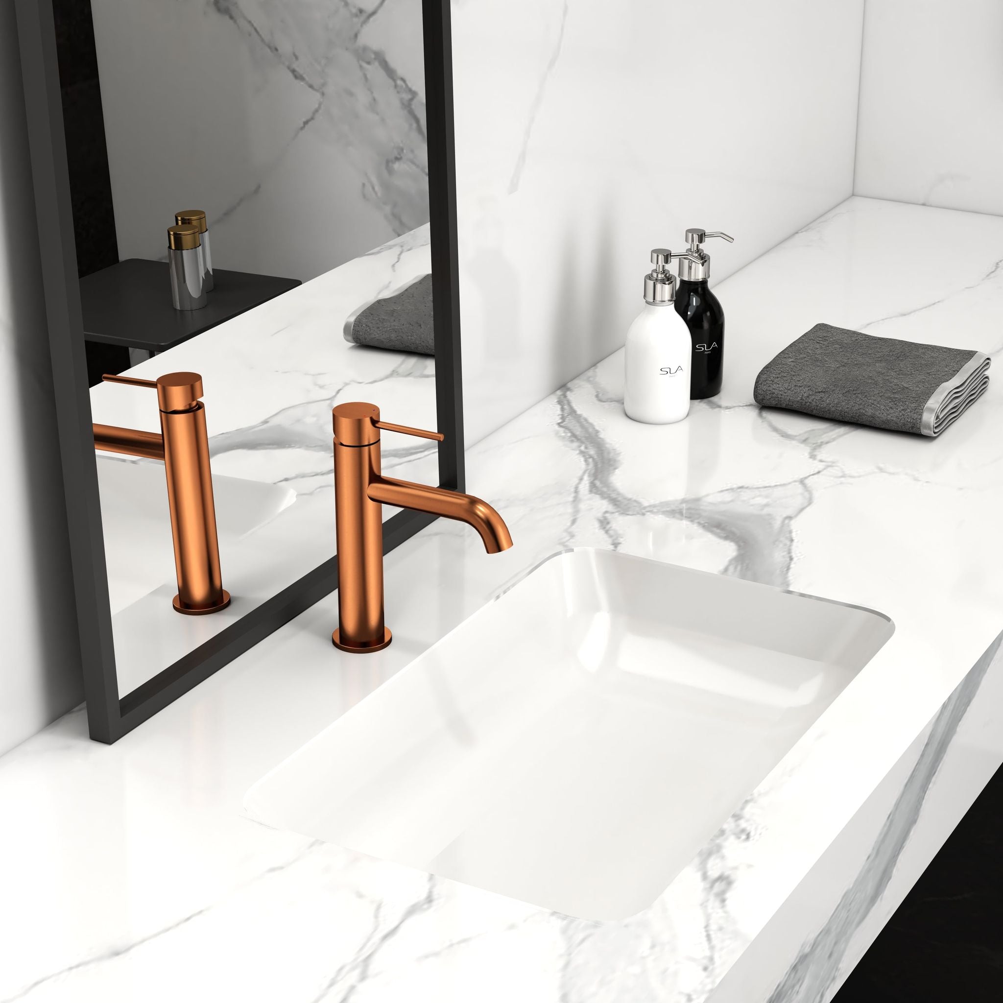 Robinet à bec court – Finition cuivre brossé installé sur un lavabo moderne dans une salle de bain élégante.