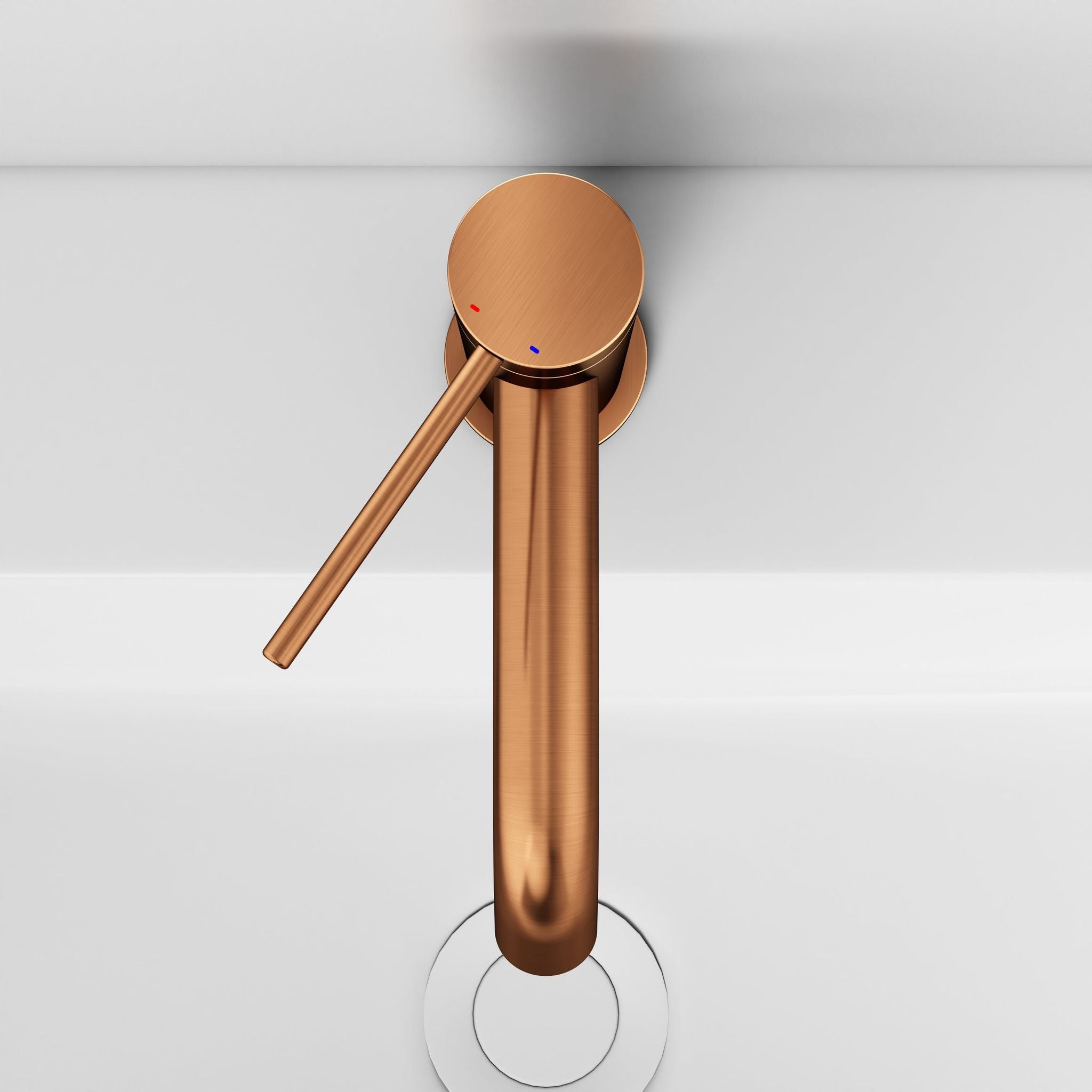 Robinet à bec court – Finition cuivre brossé, vue de dessus. Design moderne pour salle de bain ou cuisine.