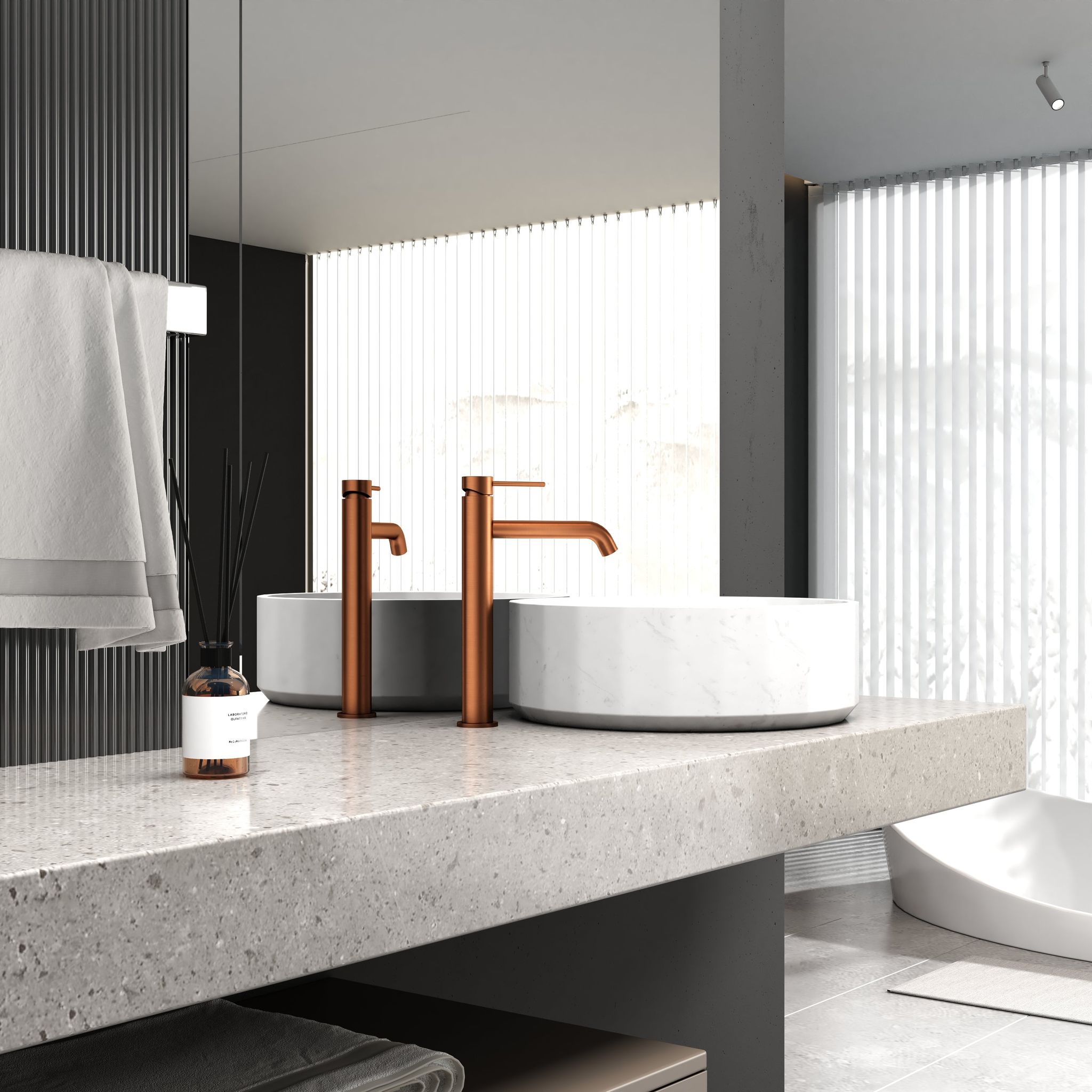 Robinet à bec haut 30 cm – Finition cuivre brossé (Rose Gold) sur lavabo moderne dans une salle de bain élégante.