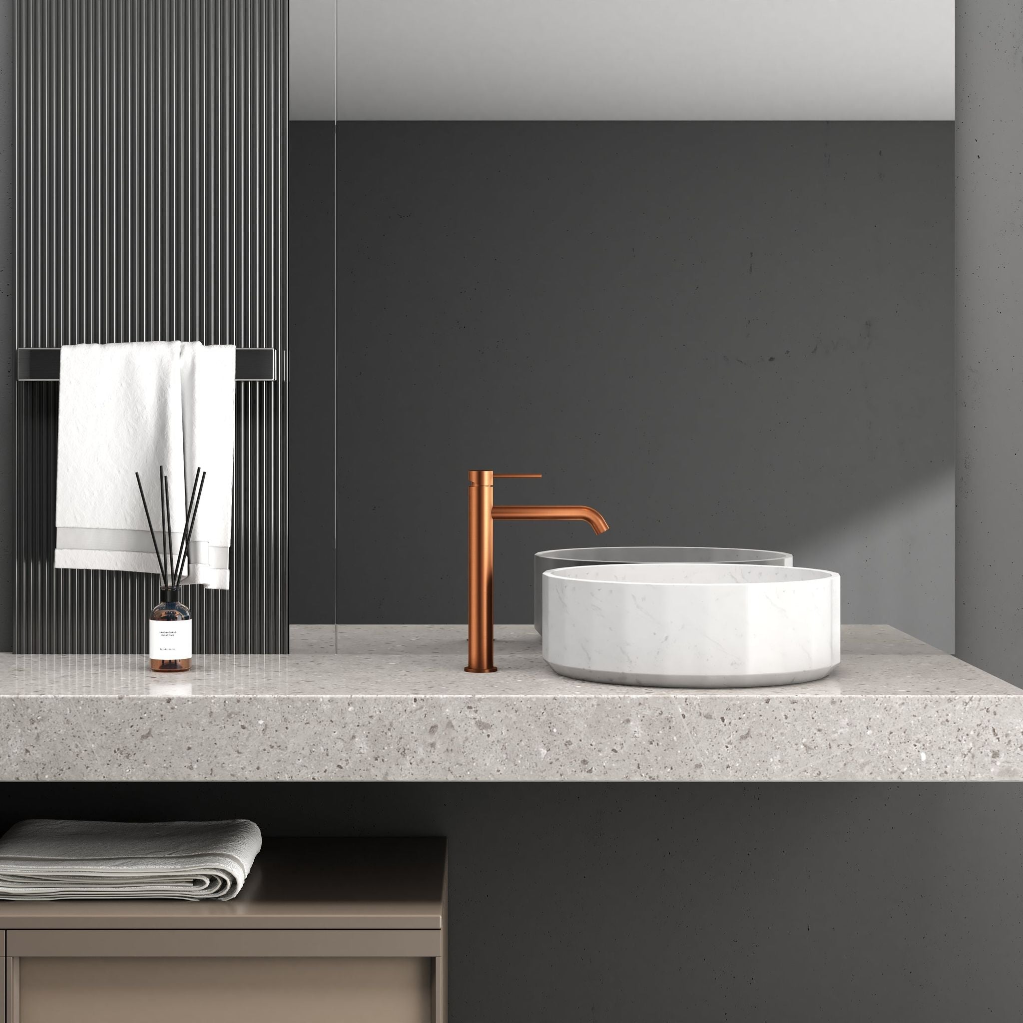 Robinet à bec haut 30 cm – Finition cuivre brossé (Rose Gold) sur lavabo en marbre dans salle de bain moderne.