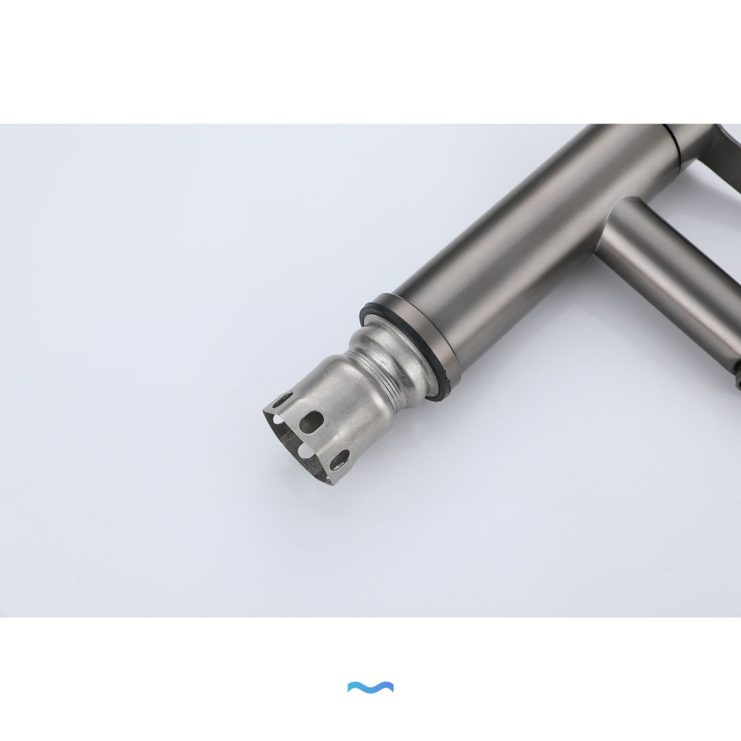 Robinet compact gris métallisé pour salle de bain: robinet élégant et moderne au fini gris métal.