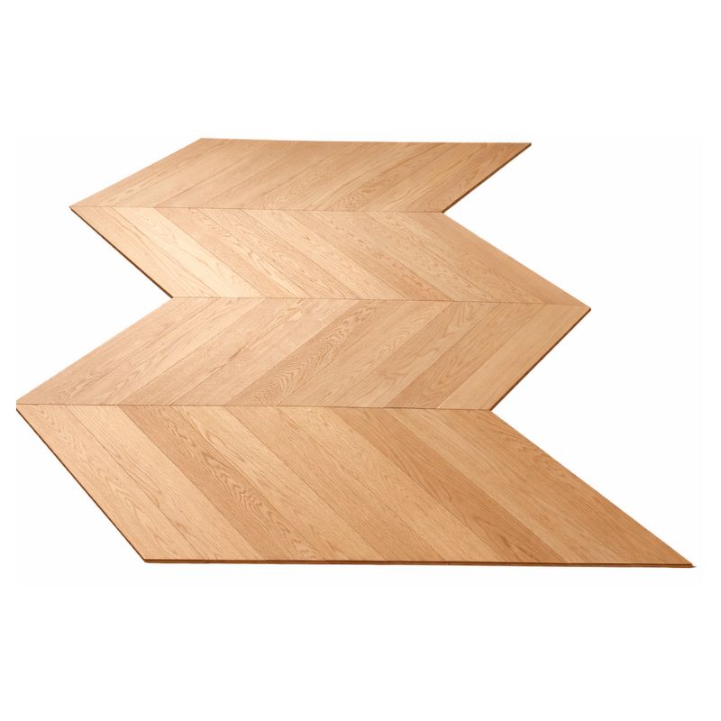 Parquet massif chêne français Point de Hongrie, motif chevron élégant.