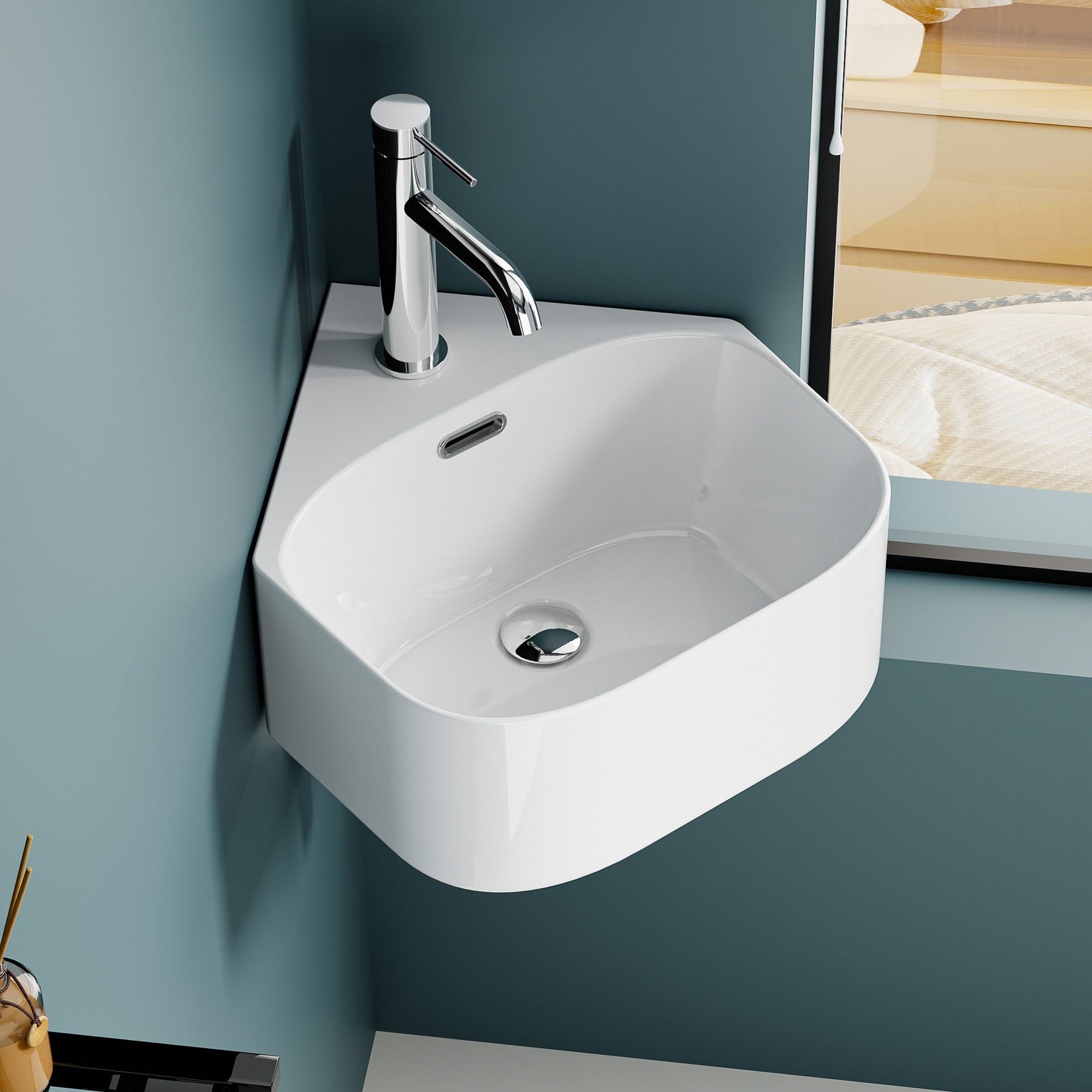Vasque lave-mains triangulaire blanc pour coin, 43,5 cm, avec robinetterie chromée.