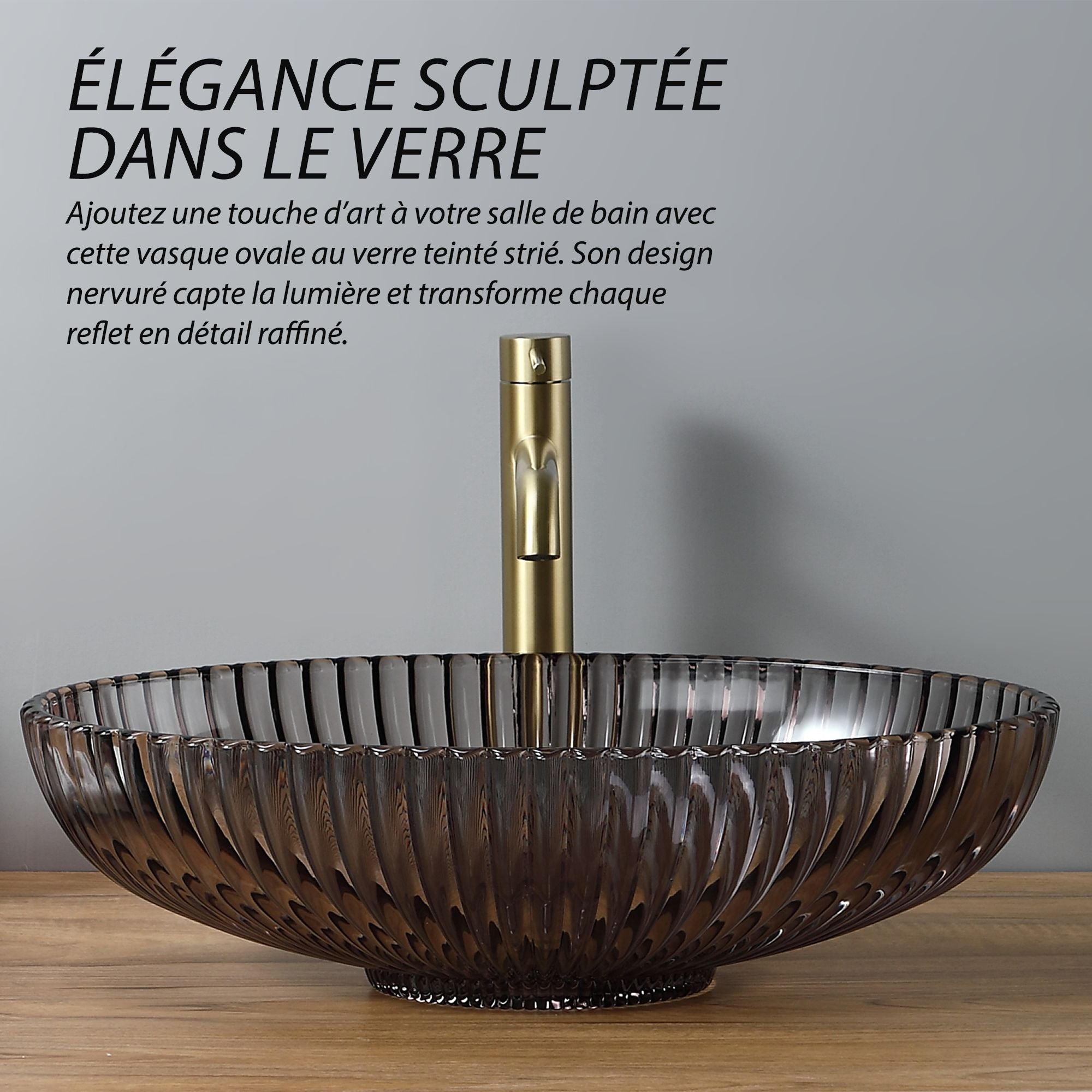 Vasque ovale en verre teinté strié: Elegant brown ribbed glass oval sink (51x35x15.5cm) with a modern gold faucet.