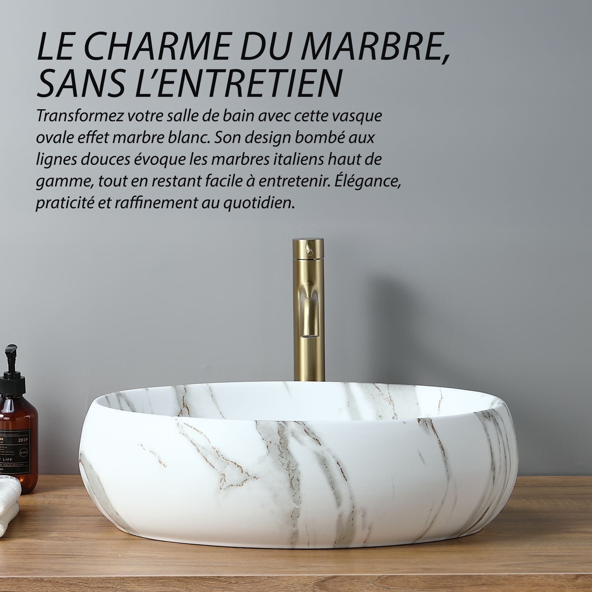 Lavabo ovale effet marbre blanc (48 x 35 cm) avec robinetterie dorée. Design moderne et élégant.